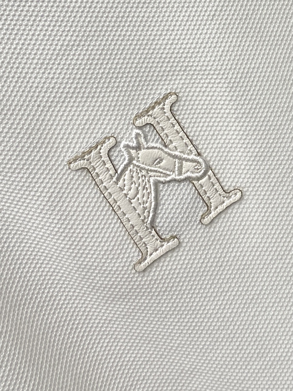 爱马仕、2026新品短袖T恤，帅气时尚，胸前精致刺绣装饰图案字母logo，简约百搭款。面料棉 不仅挺括，