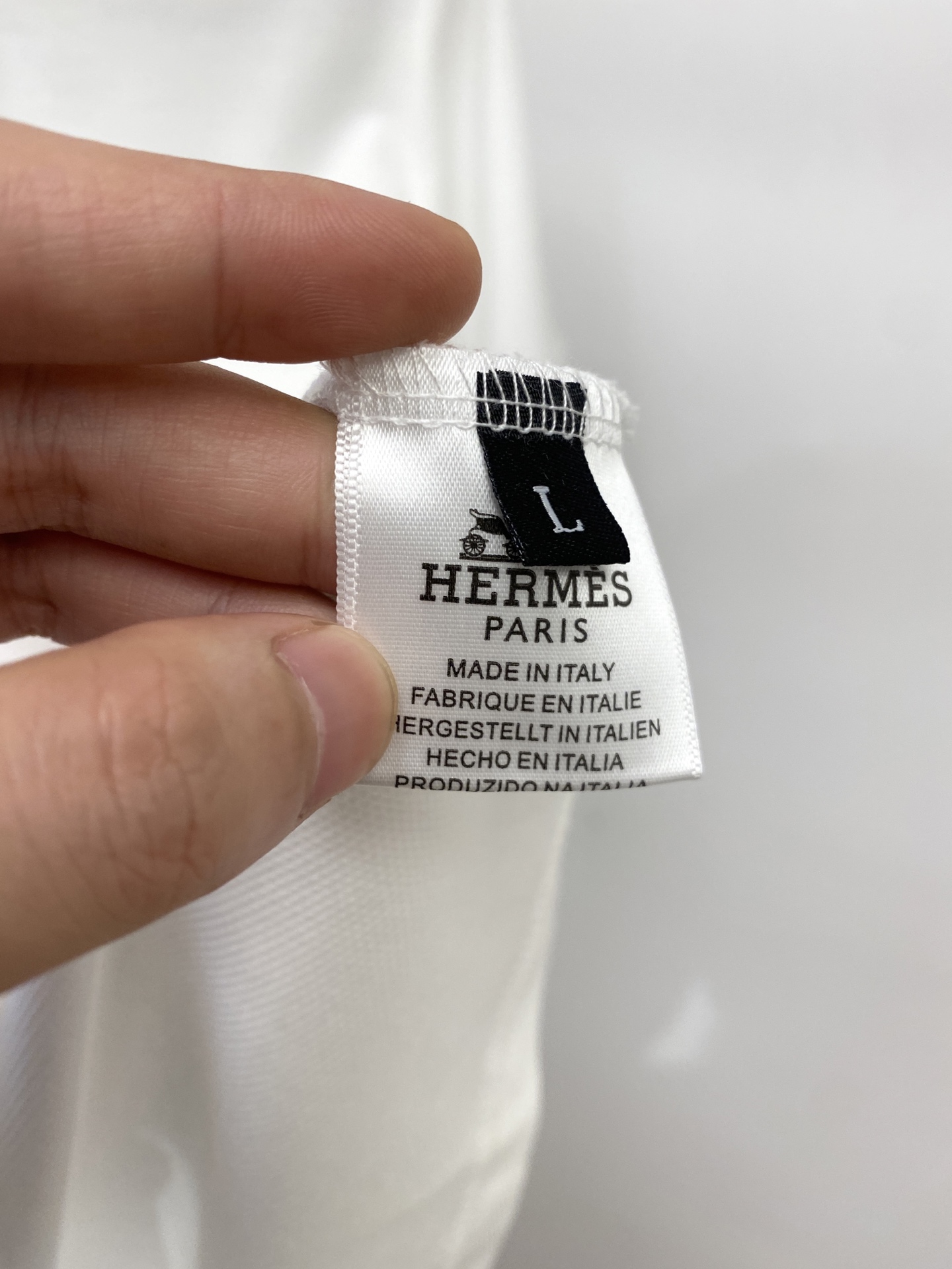 爱马仕、2026新品短袖T恤，帅气时尚，胸前精致刺绣装饰图案字母logo，简约百搭款。面料棉 不仅挺括，
