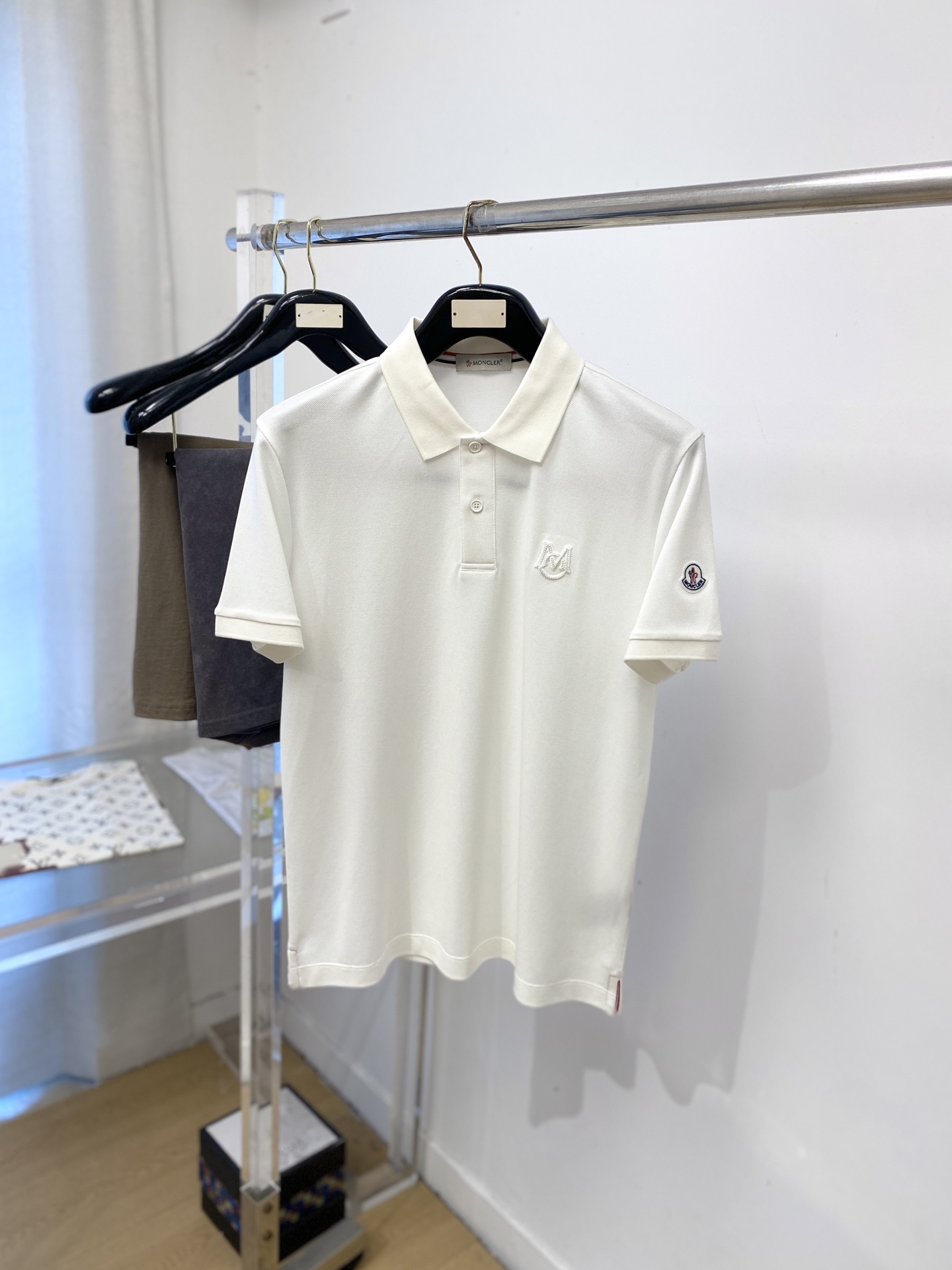 蒙口、2026新品短袖T恤，帅气时尚，胸前精致刺绣图案logo，简约百搭款。面料棉 不仅挺括，保持潮流的