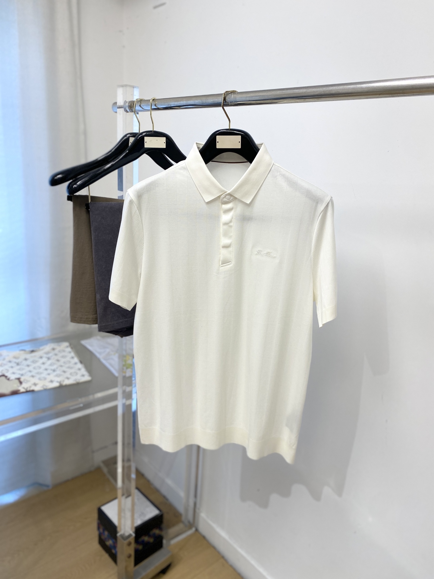 Loro Piana、2026新品短袖T恤，帅气时尚，胸前精致刺绣字母logo，简约百搭款。面料棉 不仅