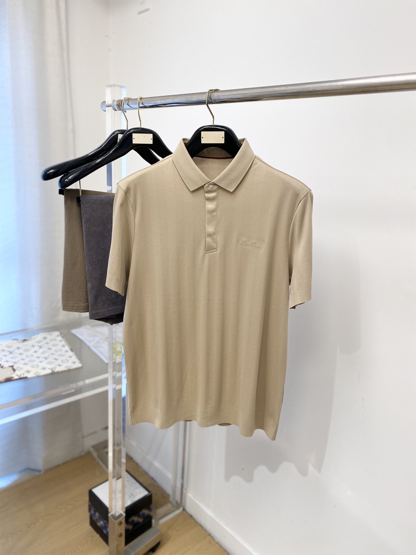 Loro Piana、2026新品短袖T恤，帅气时尚，胸前精致刺绣字母logo，简约百搭款。面料棉 不仅