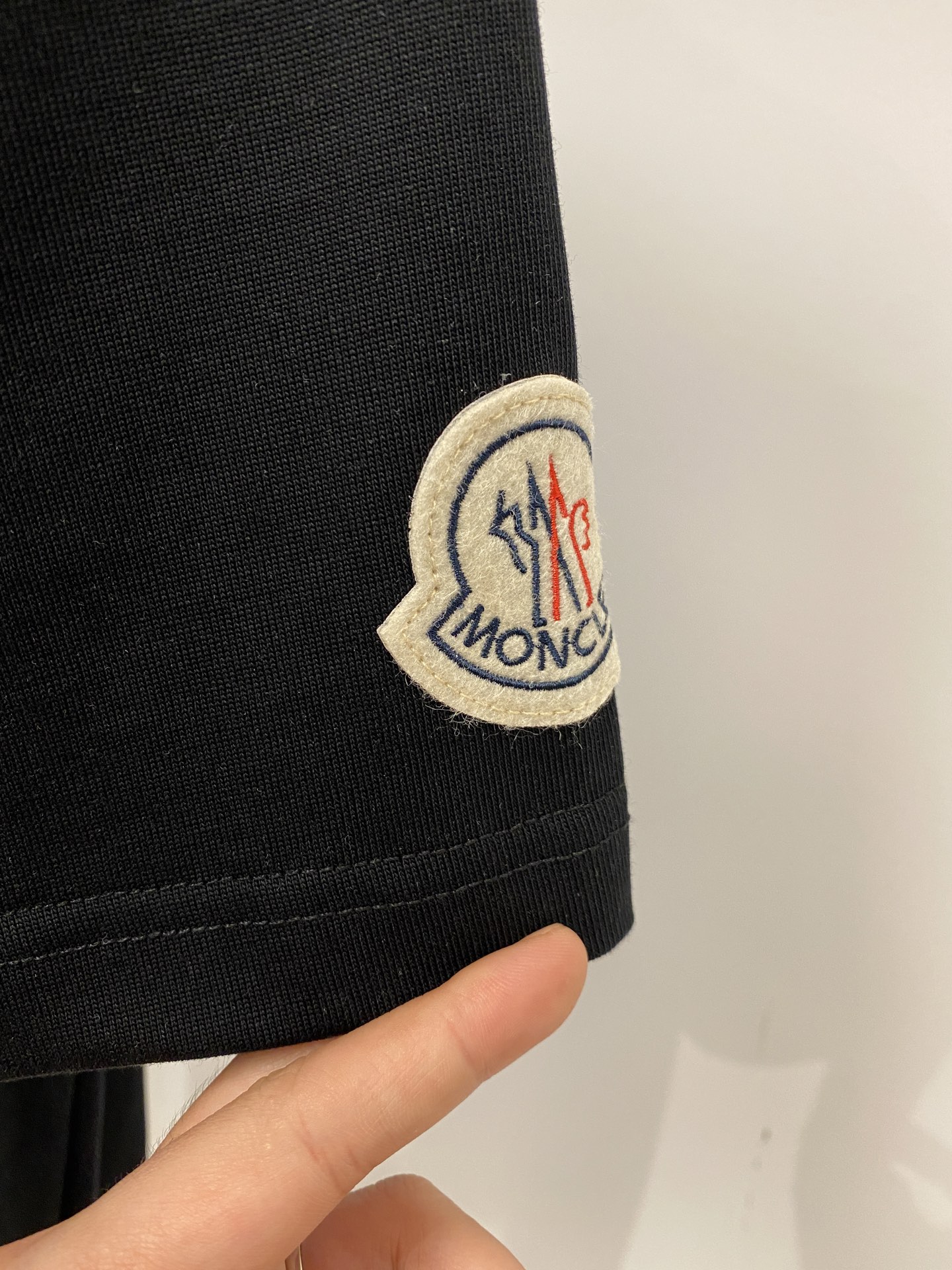 蒙口、2026新品短袖T恤，帅气时尚，胸前精致刺绣图案logo，简约百搭款。面料棉 不仅挺括，保持潮流的