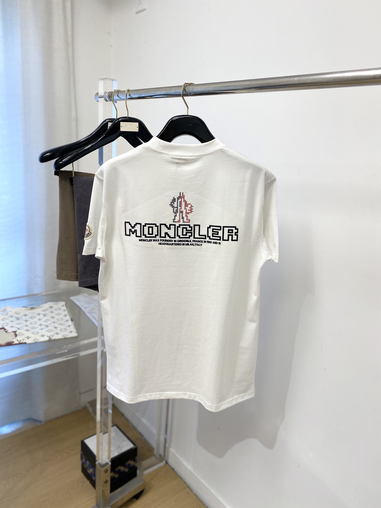 蒙口、2026新品短袖T恤，帅气时尚，胸前精致刺绣图案logo，简约百搭款。面料棉 不仅挺括，保持潮流的