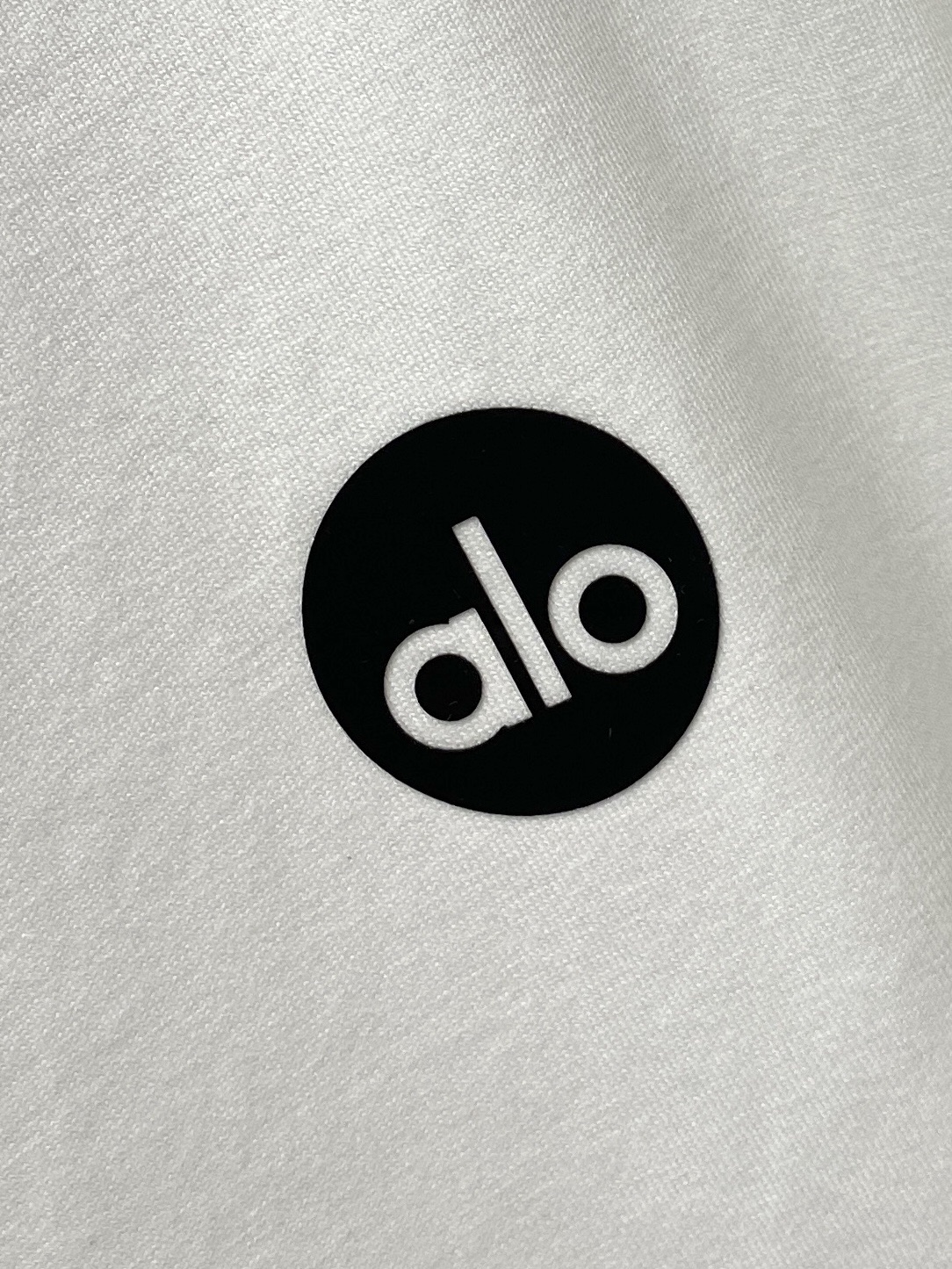 alo、2026新品短袖T恤，帅气时尚，胸前顶级印胶字母logo，简约百搭款。面料棉 不仅挺括，保持潮流