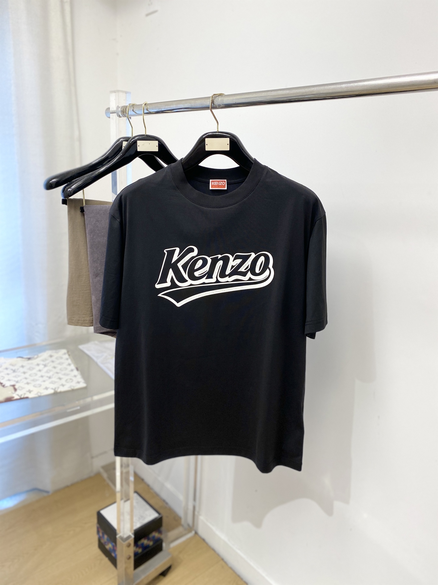 KENZO、2026新品短袖T恤，帅气时尚，胸前顶级印胶字母logo，简约百搭款。面料棉 不仅挺括，保持