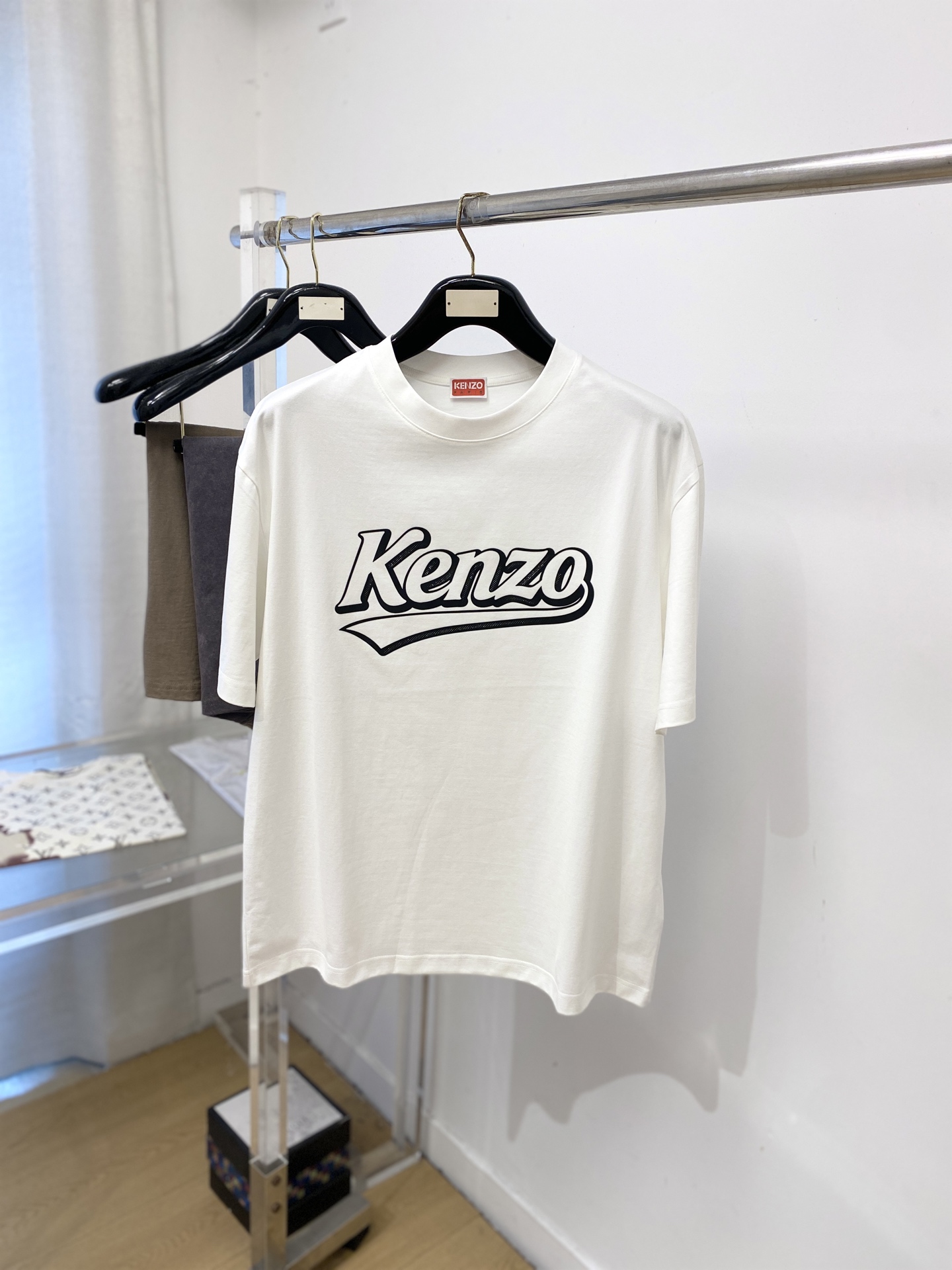 ￼ KENZO、2026新品短袖T恤，帅气时尚，胸前顶级印胶字母logo，简约百搭款。面料棉 不仅挺括，