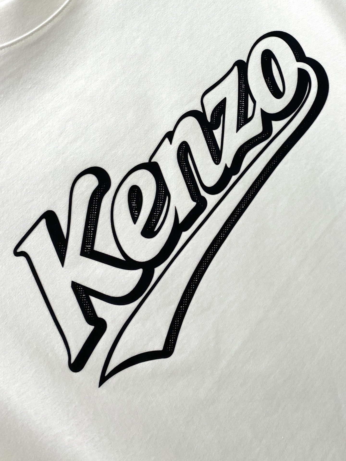 ￼ KENZO、2026新品短袖T恤，帅气时尚，胸前顶级印胶字母logo，简约百搭款。面料棉 不仅挺括，