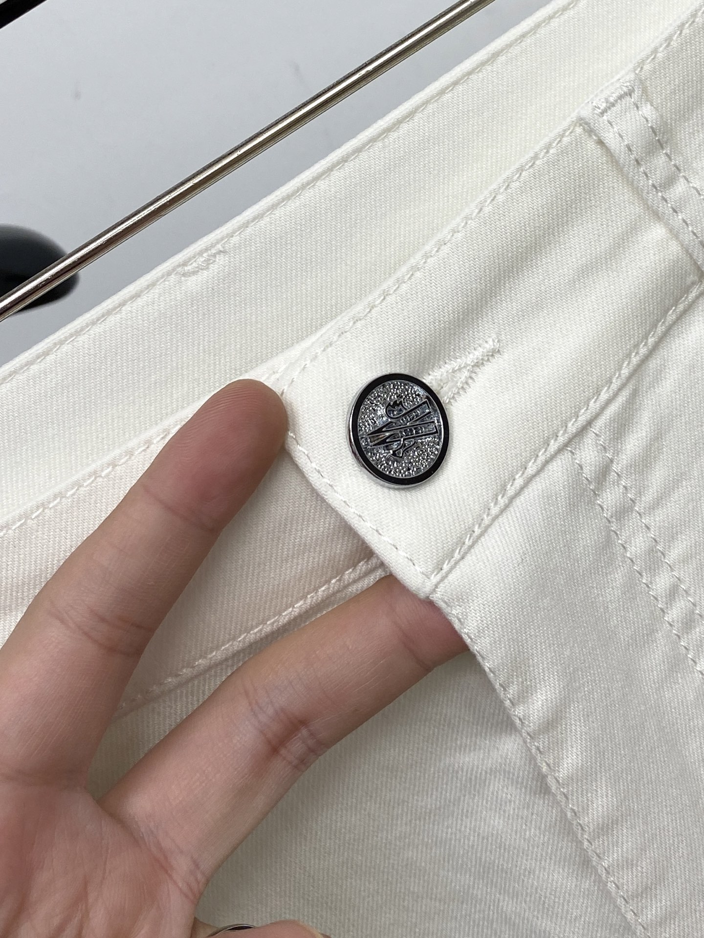 蒙口、2026最新品，专柜同步有售，原单狠货，水洗休闲牛仔裤，进口原版水洗弹力面料，舒适有弹性，原版五金
