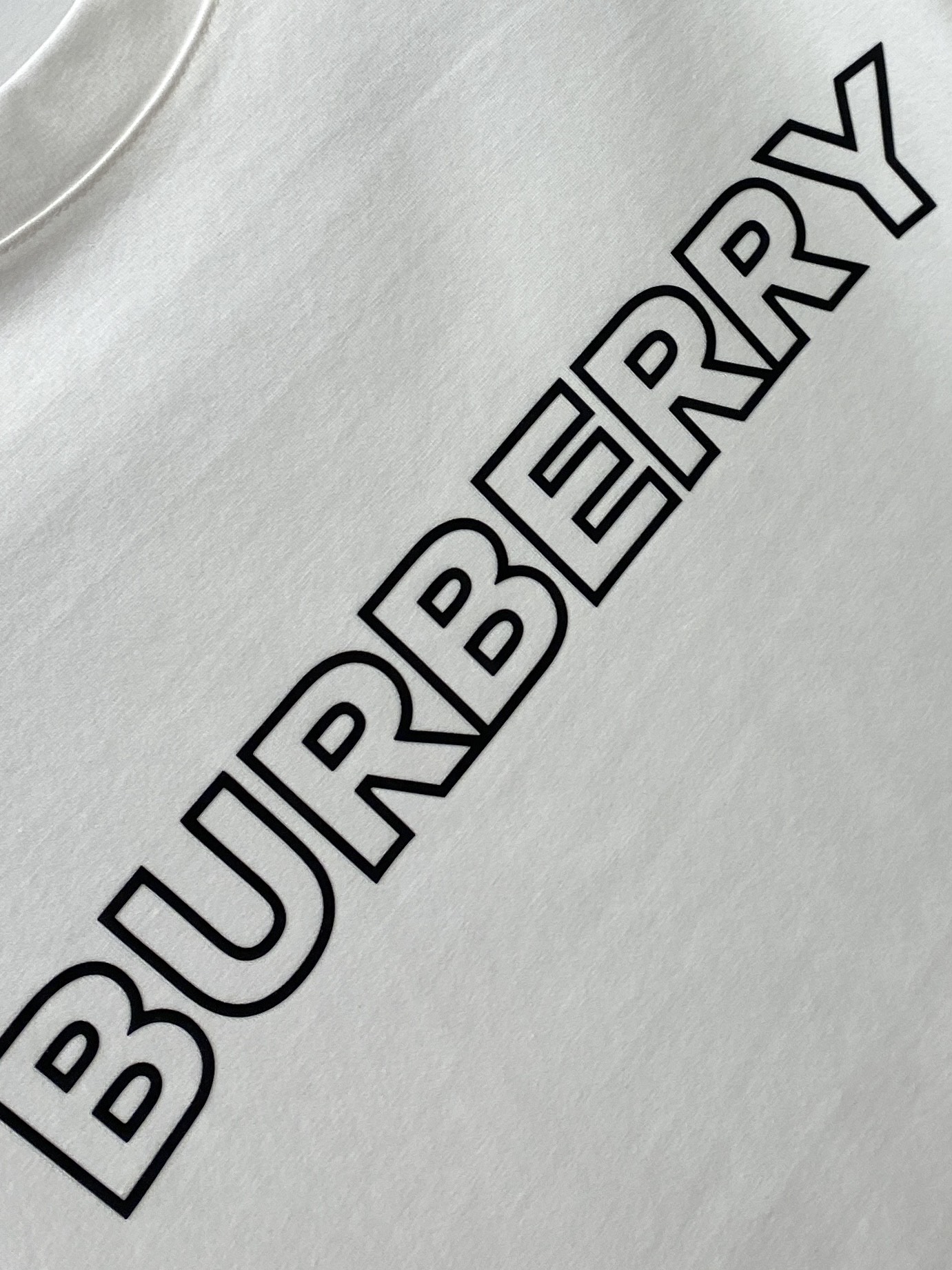 巴宝莉、2026新品短袖T恤，帅气时尚，胸前顶级印胶字母logo，简约百搭款。面料棉 不仅挺括，保持潮流