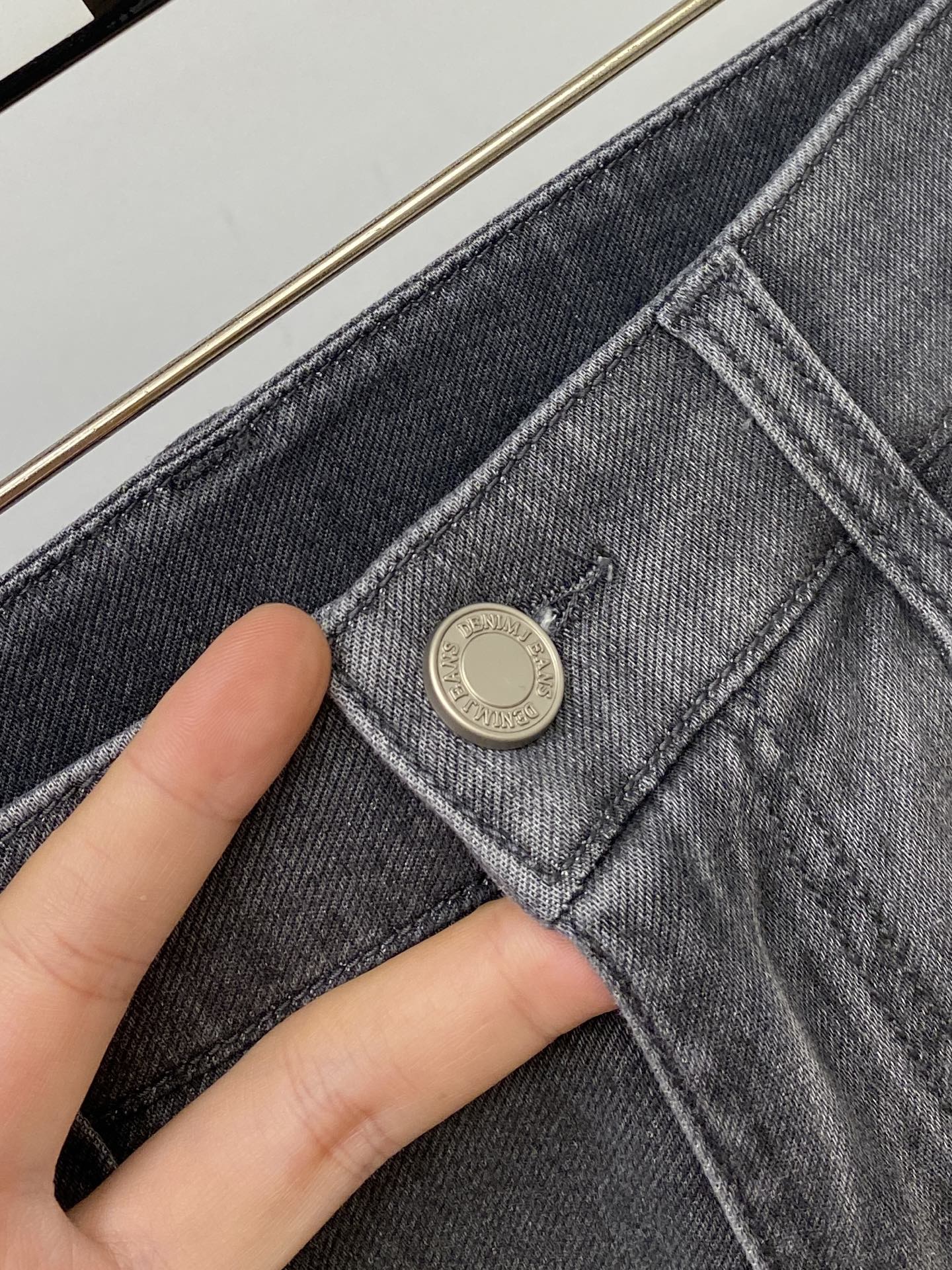 普拉达、2026最新品，专柜同步有售，原单狠货，水洗休闲牛仔裤，进口原版水洗弹力面料，舒适有弹性，原版五