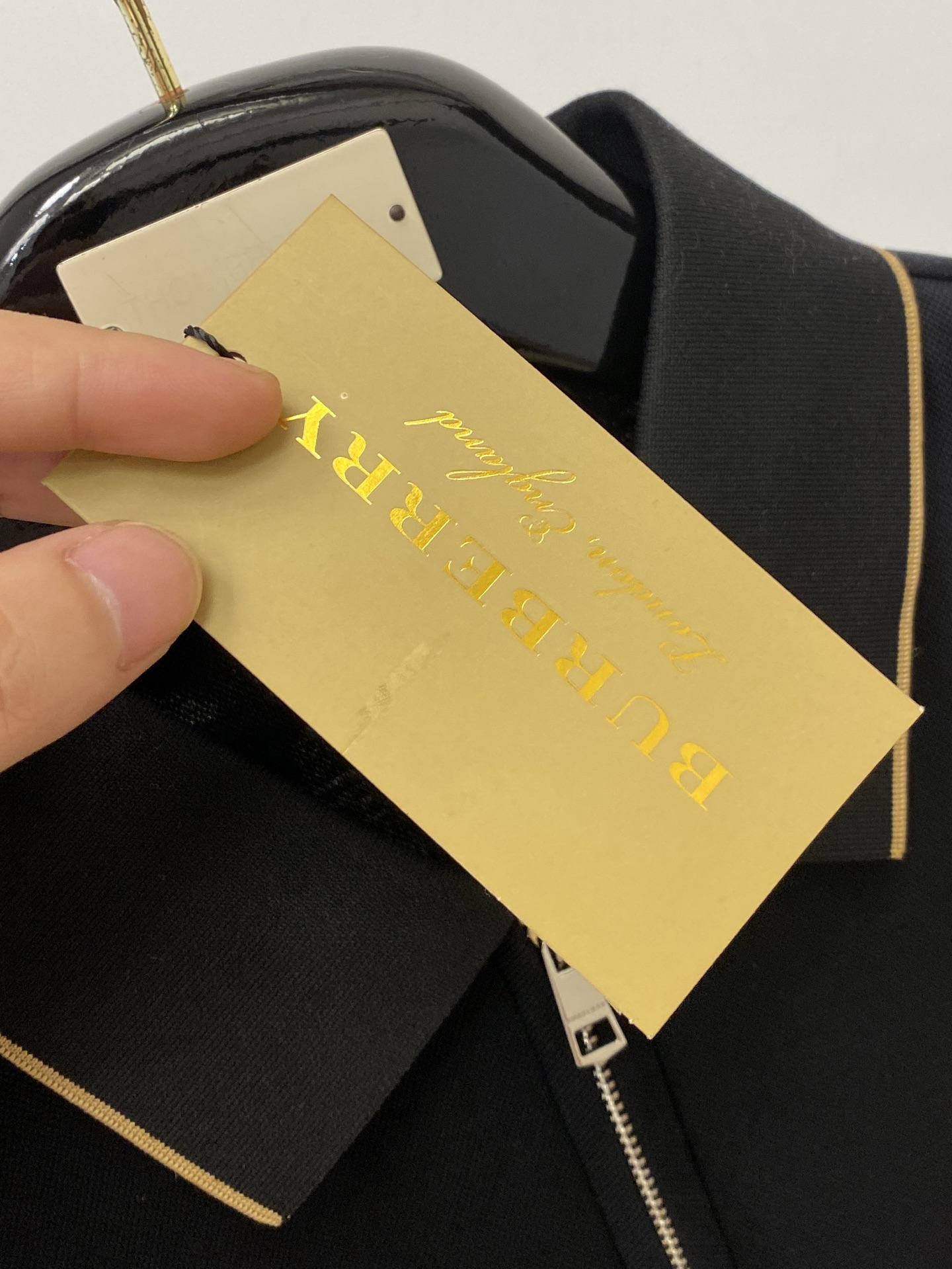 巴宝莉、2026新品短袖T恤，帅气时尚，胸前精致刺绣图案logo，简约百搭款。面料棉 不仅挺括，保持潮流