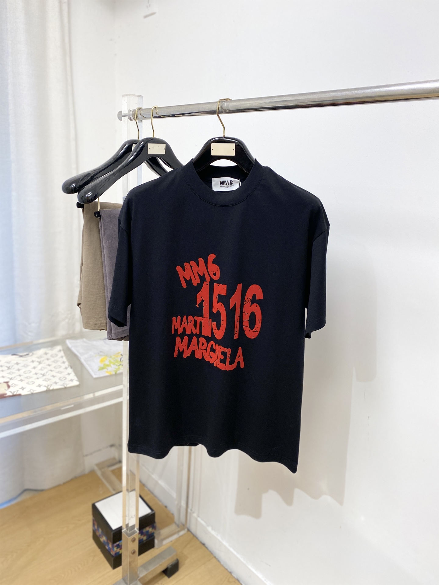 马吉拉、2026新品短袖T恤，帅气时尚，胸口顶级印花字母logo，简约百搭款。面料棉 不仅挺括，保持潮流