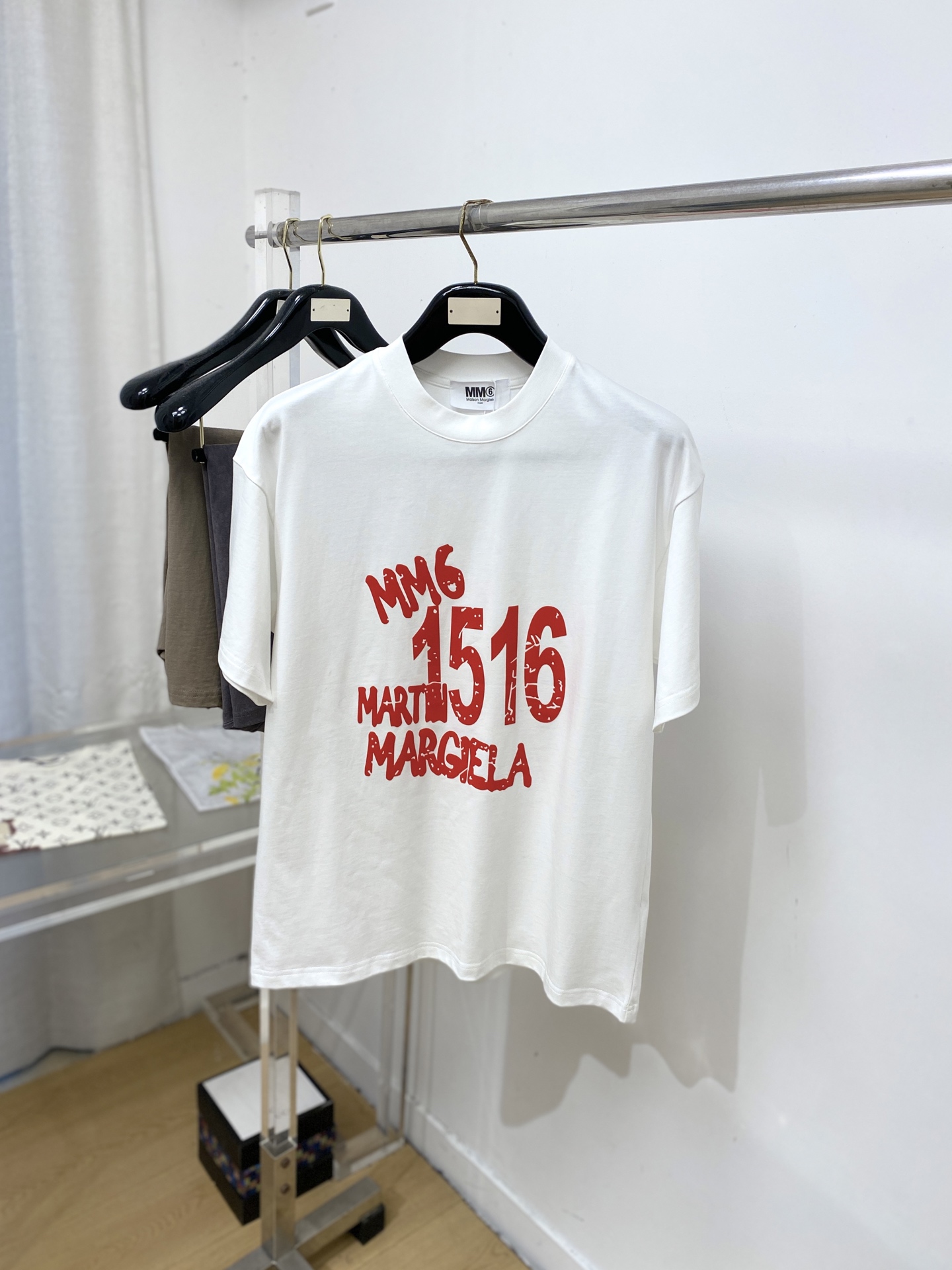 马吉拉、2026新品短袖T恤，帅气时尚，胸口顶级印花字母logo，简约百搭款。面料棉 不仅挺括，保持潮流