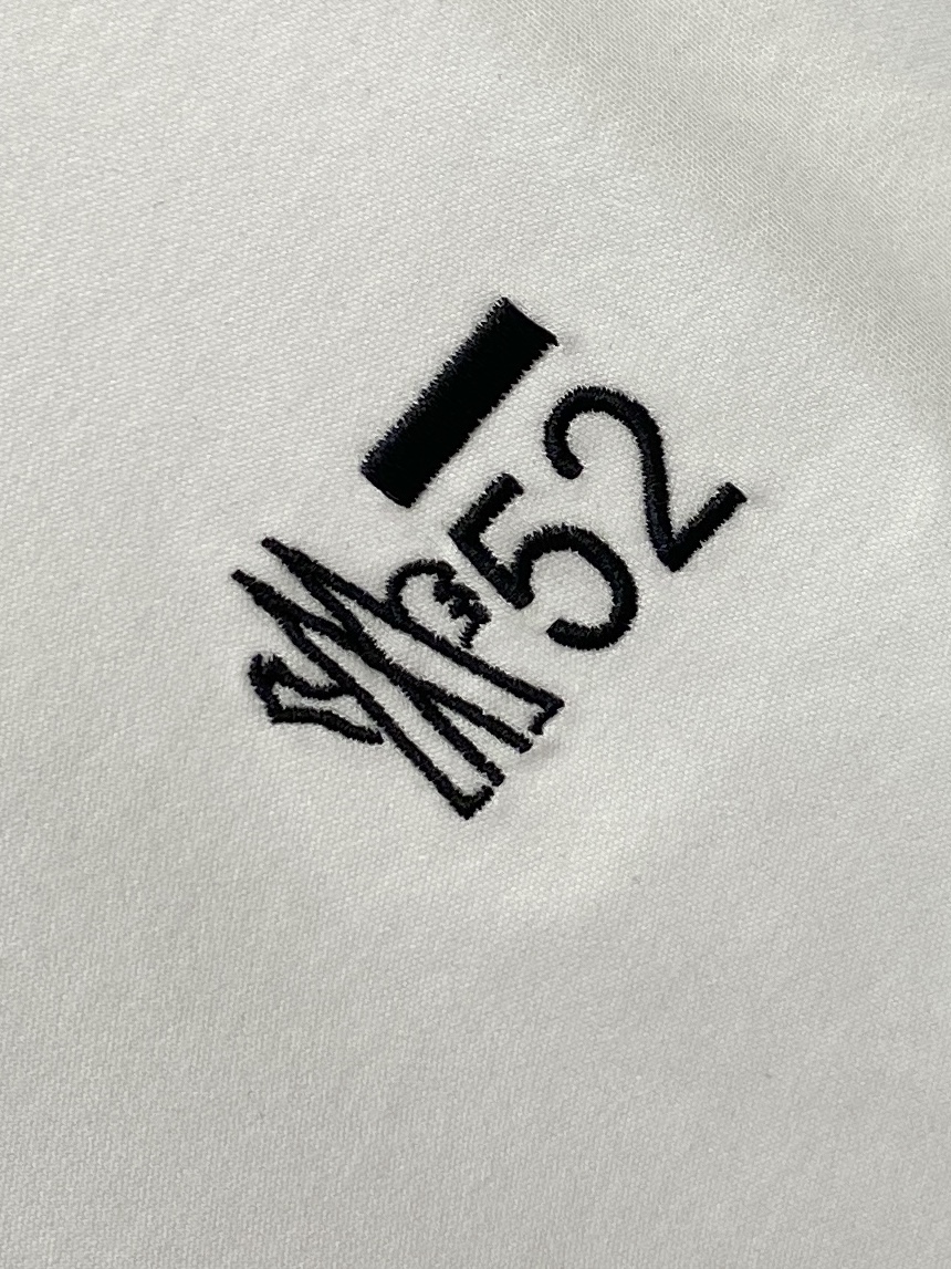 蒙口、2026新品短袖T恤，帅气时尚，胸前精致刺绣图案字母logo，简约百搭款。面料棉 不仅挺括，保持潮