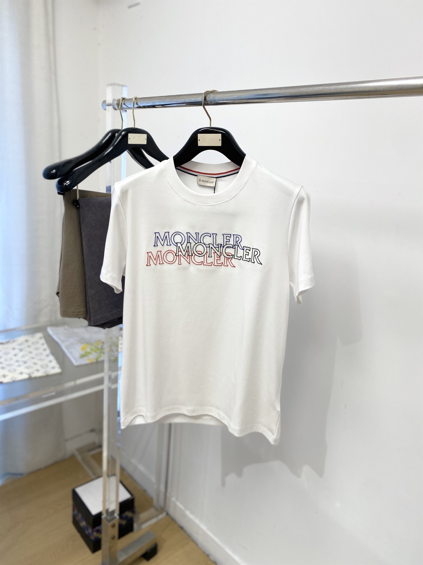 蒙口、2026新品短袖T恤，帅气时尚，胸前精致刺绣字母logo，简约百搭款。面料棉 不仅挺括，保持潮流的