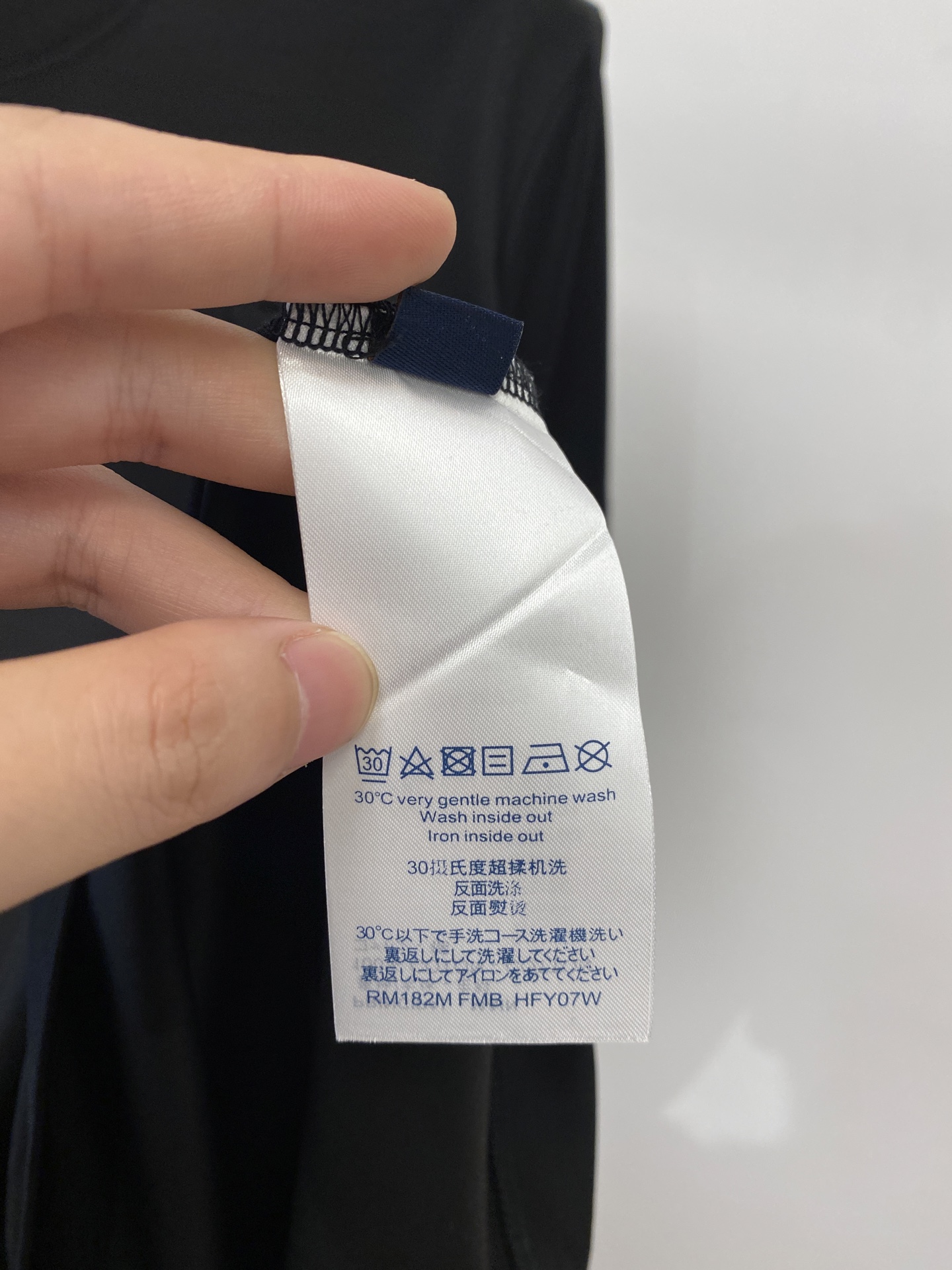 路易威登、2026新品短袖T恤，帅气时尚，胸前设计凹凸图案字母logo，简约百搭款。面料棉 不仅挺括，保
