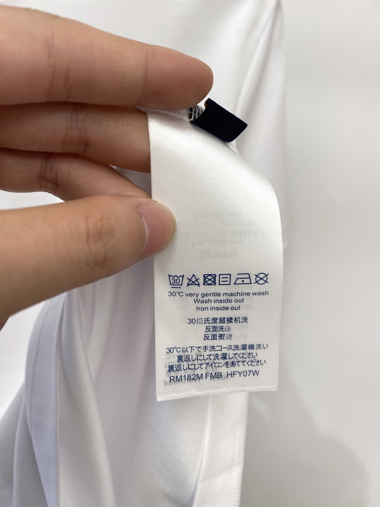 路易威登、2026新品短袖T恤，帅气时尚，胸前设计凹凸图案字母logo，简约百搭款。面料棉 不仅挺括，保