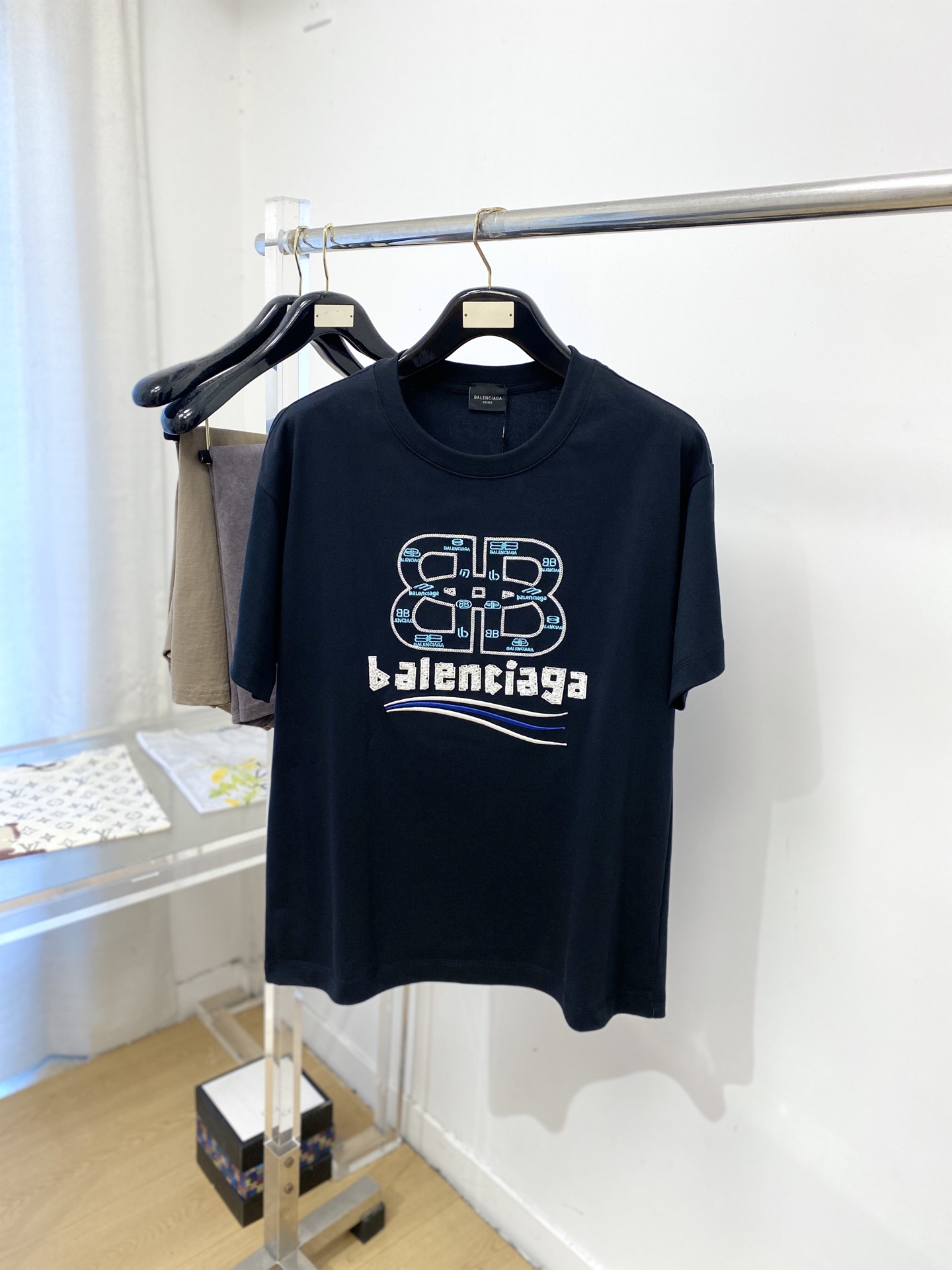 巴黎世家、2026新品短袖T恤，帅气时尚，胸前精致刺绣图案字母logo，简约百搭款。面料棉 不仅挺括，保