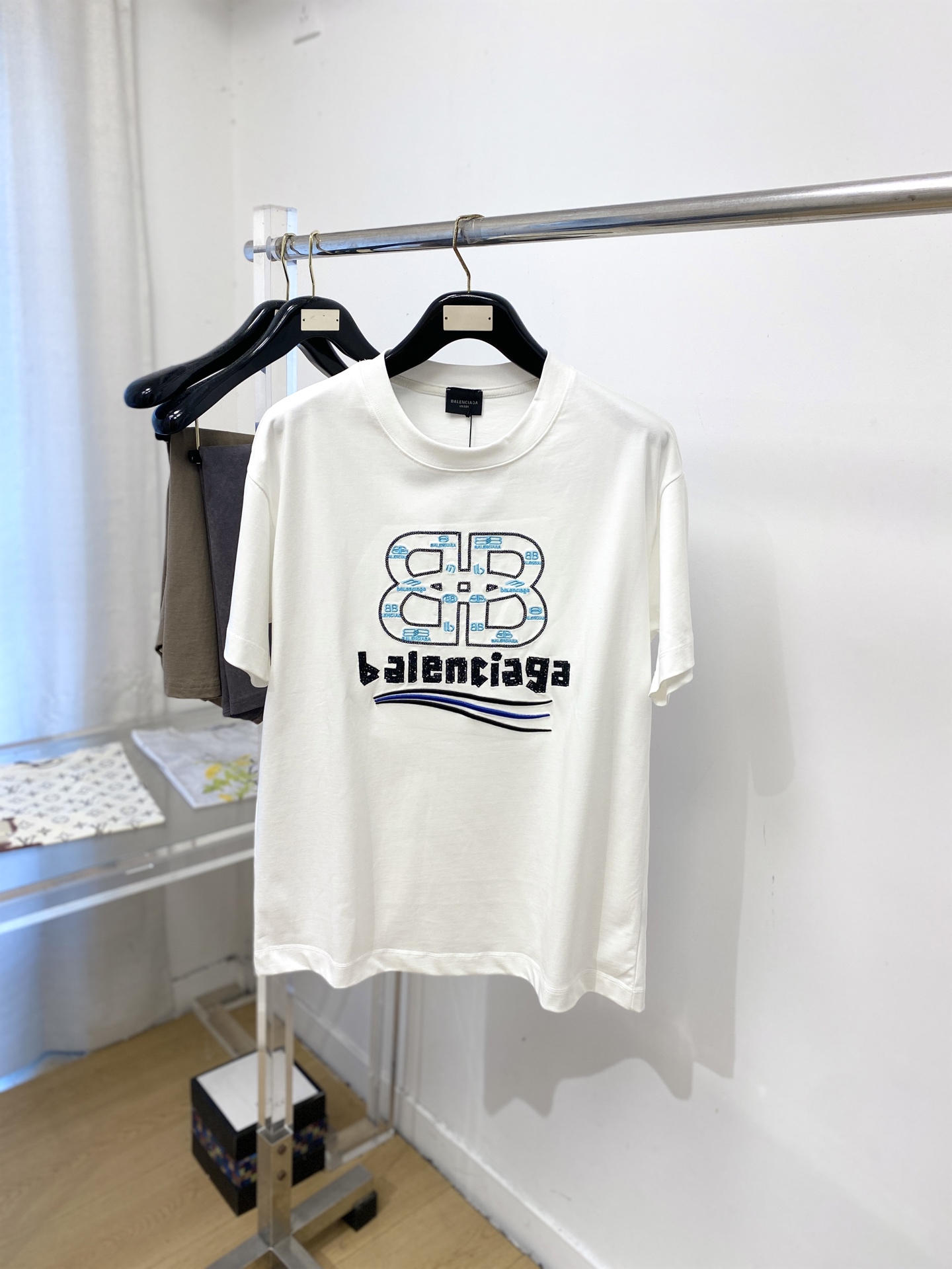 巴黎世家、2026新品短袖T恤，帅气时尚，胸前精致刺绣图案字母logo，简约百搭款。面料棉 不仅挺括，保