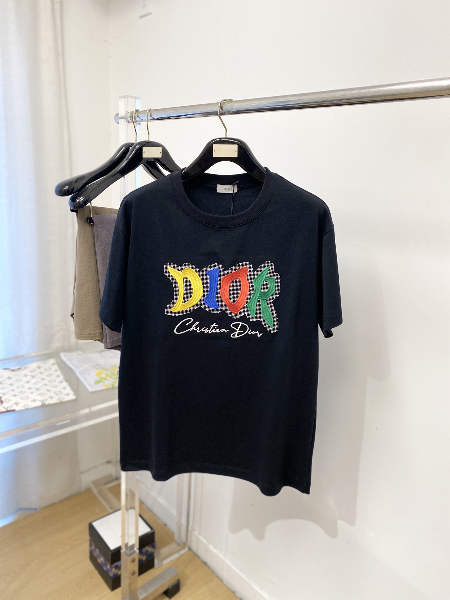 迪奥、2026新品短袖T恤，帅气时尚，胸前精致刺绣字母logo，简约百搭款。面料棉 不仅挺括，保持潮流的