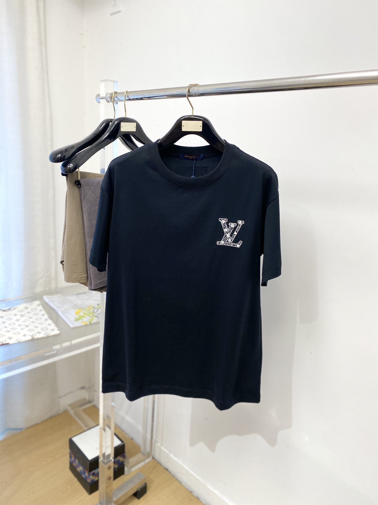 路易威登、2026新品短袖T恤，帅气时尚，胸前精致刺绣图案字母logo，简约百搭款。面料棉 不仅挺括，保