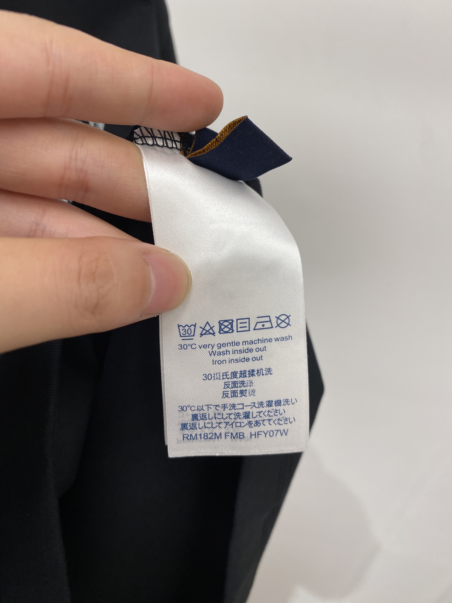 路易威登、2026新品短袖T恤，帅气时尚，胸前精致刺绣图案字母logo，简约百搭款。面料棉 不仅挺括，保