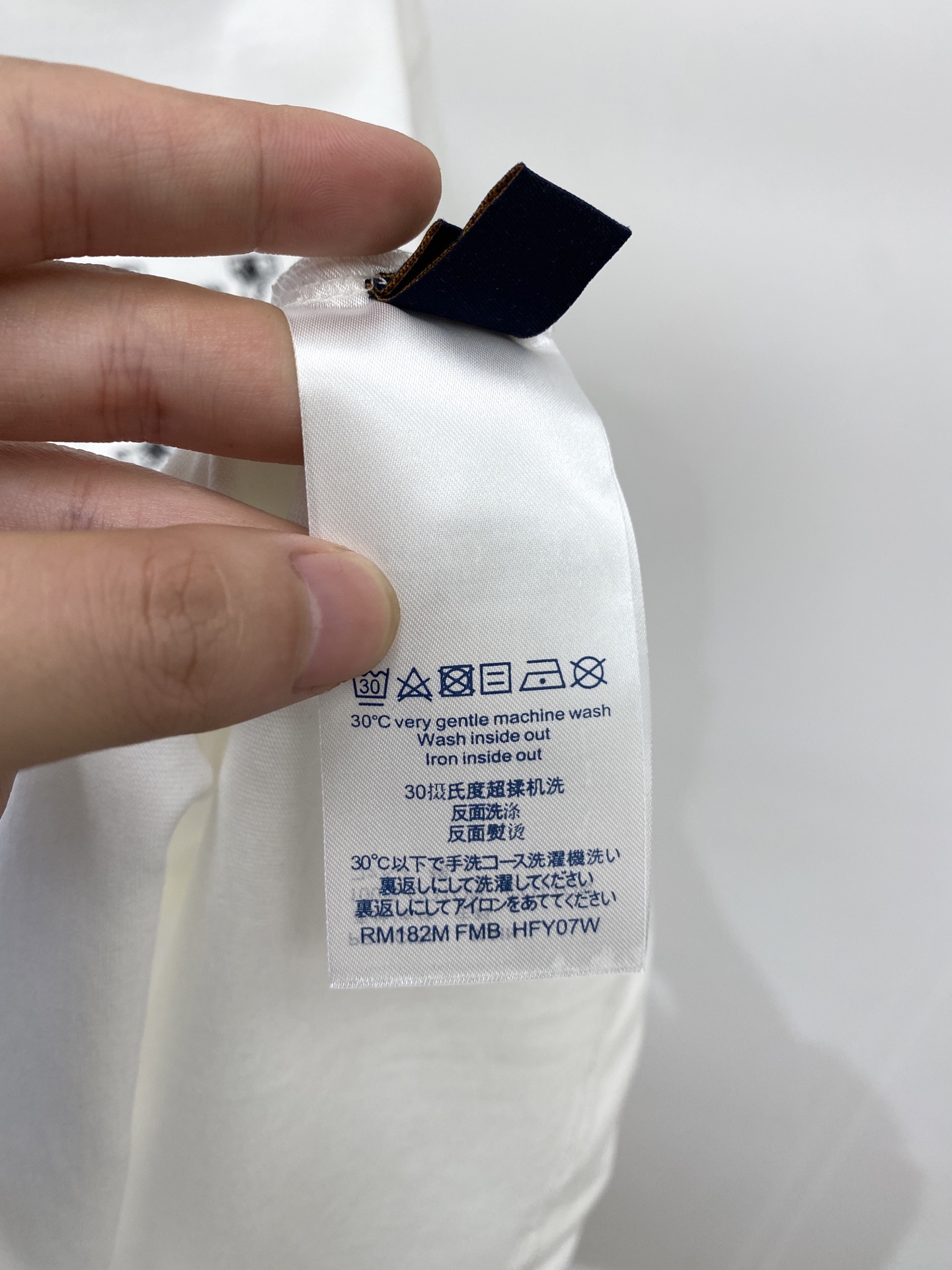 路易威登、2026新品短袖T恤，帅气时尚，胸前精致刺绣图案字母logo，简约百搭款。面料棉 不仅挺括，保