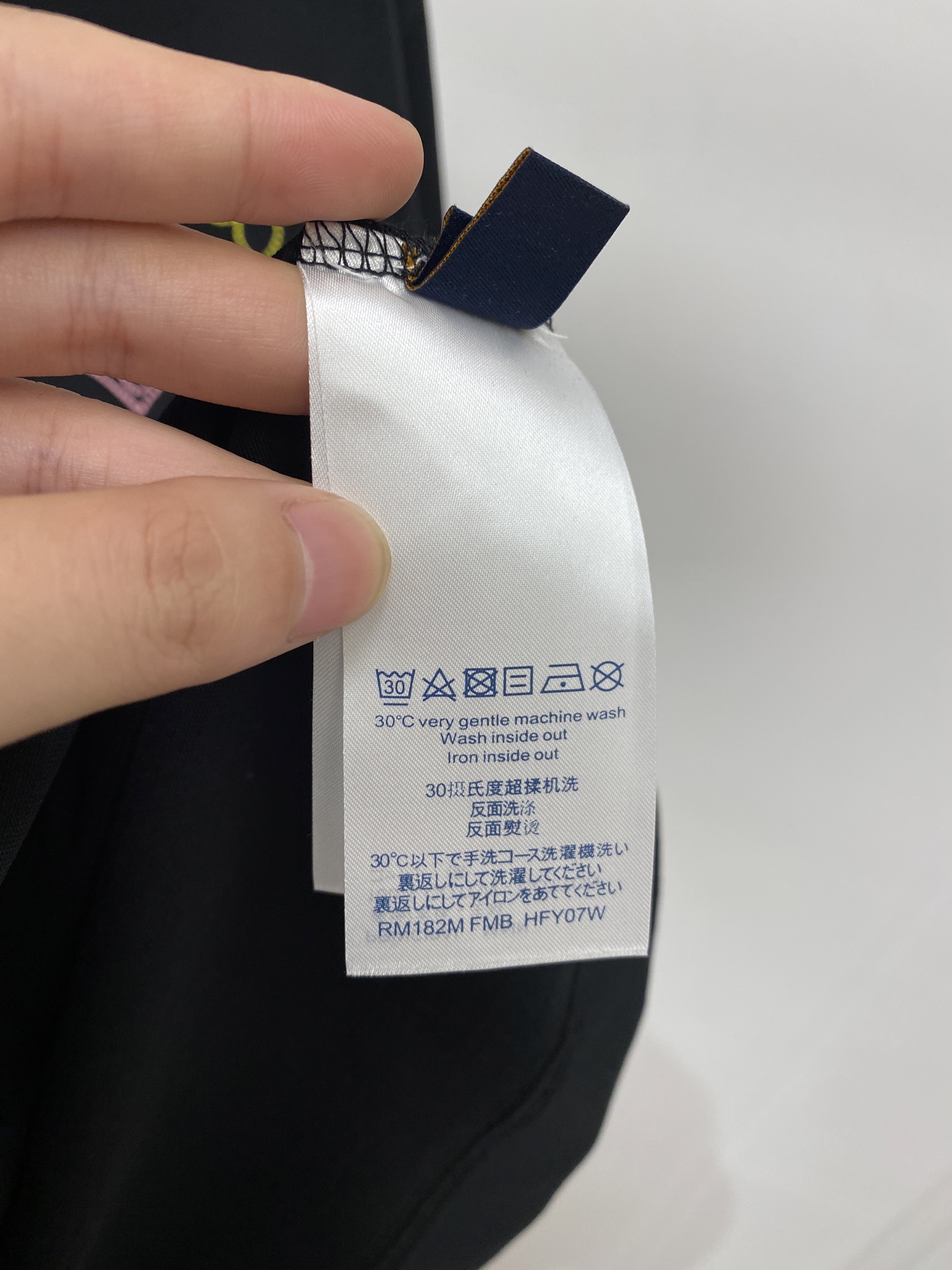 路易威登、2026新品短袖T恤，帅气时尚，胸前精致刺绣图案字母logo，简约百搭款。面料棉 不仅挺括，保