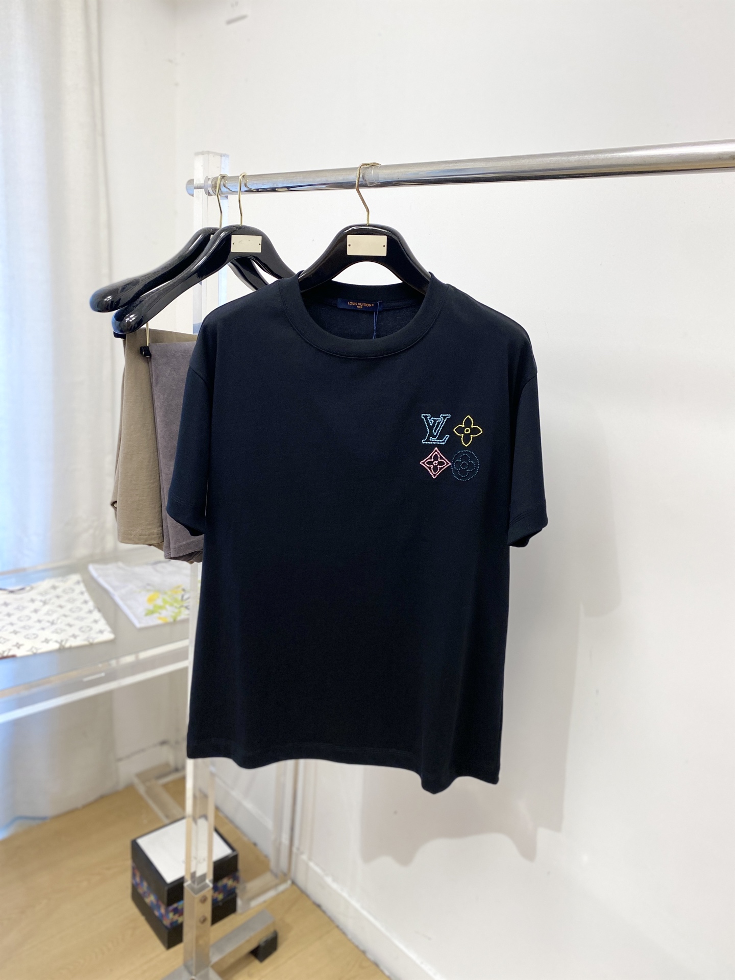 路易威登、2026新品短袖T恤，帅气时尚，胸前精致刺绣图案字母logo，简约百搭款。面料棉 不仅挺括，保