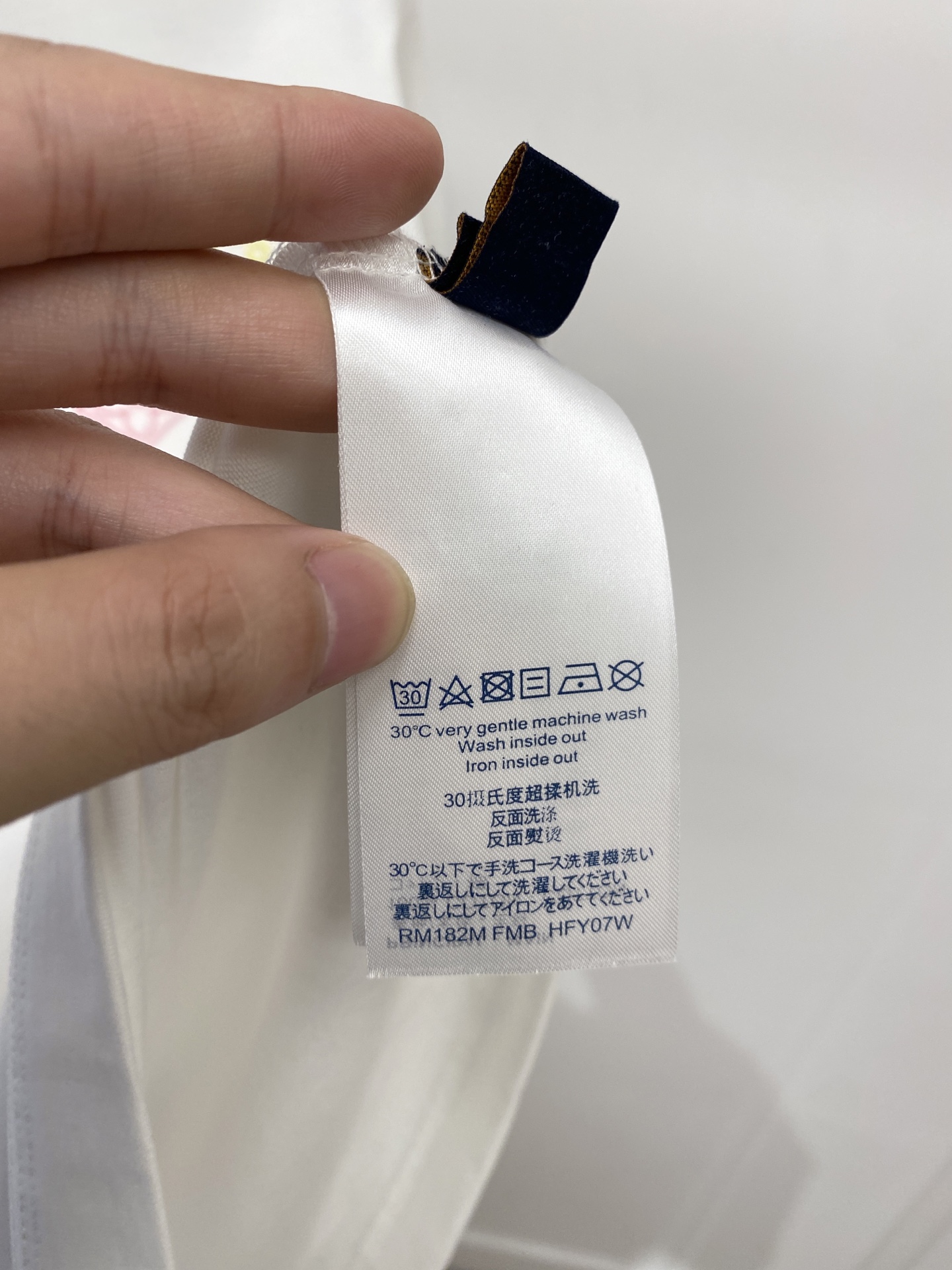 路易威登、2026新品短袖T恤，帅气时尚，胸前精致刺绣图案字母logo，简约百搭款。面料棉 不仅挺括，保