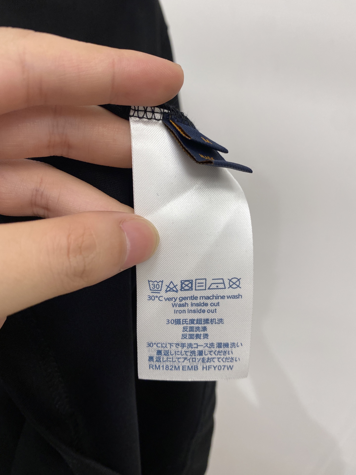 路易威登、2026新品短袖T恤，帅气时尚，衣下顶级印花字母logo，简约百搭款。面料棉 不仅挺括，保持潮
