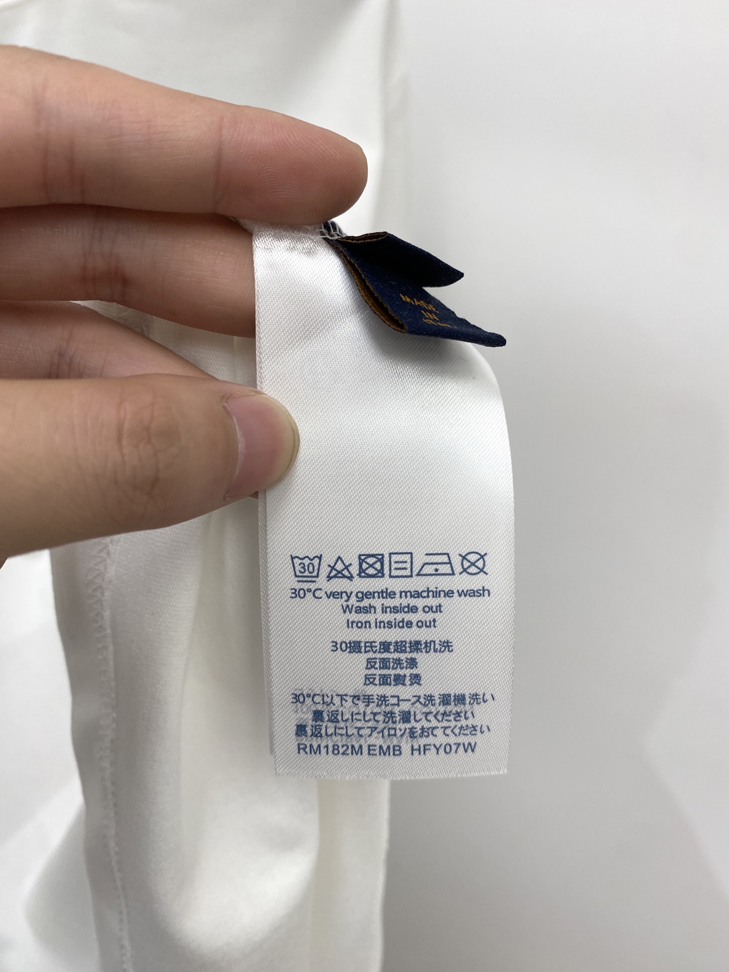 路易威登、2026新品短袖T恤，帅气时尚，衣下顶级印花字母logo，简约百搭款。面料棉 不仅挺括，保持潮