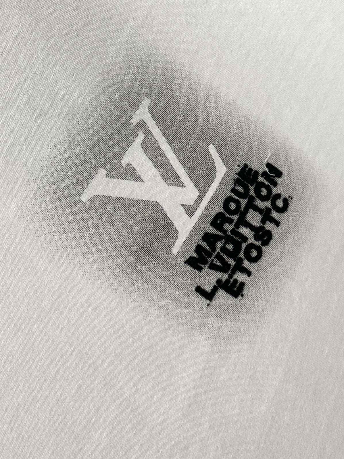 路易威登、2026新品短袖T恤，帅气时尚，衣下顶级印花字母logo，简约百搭款。面料棉 不仅挺括，保持潮