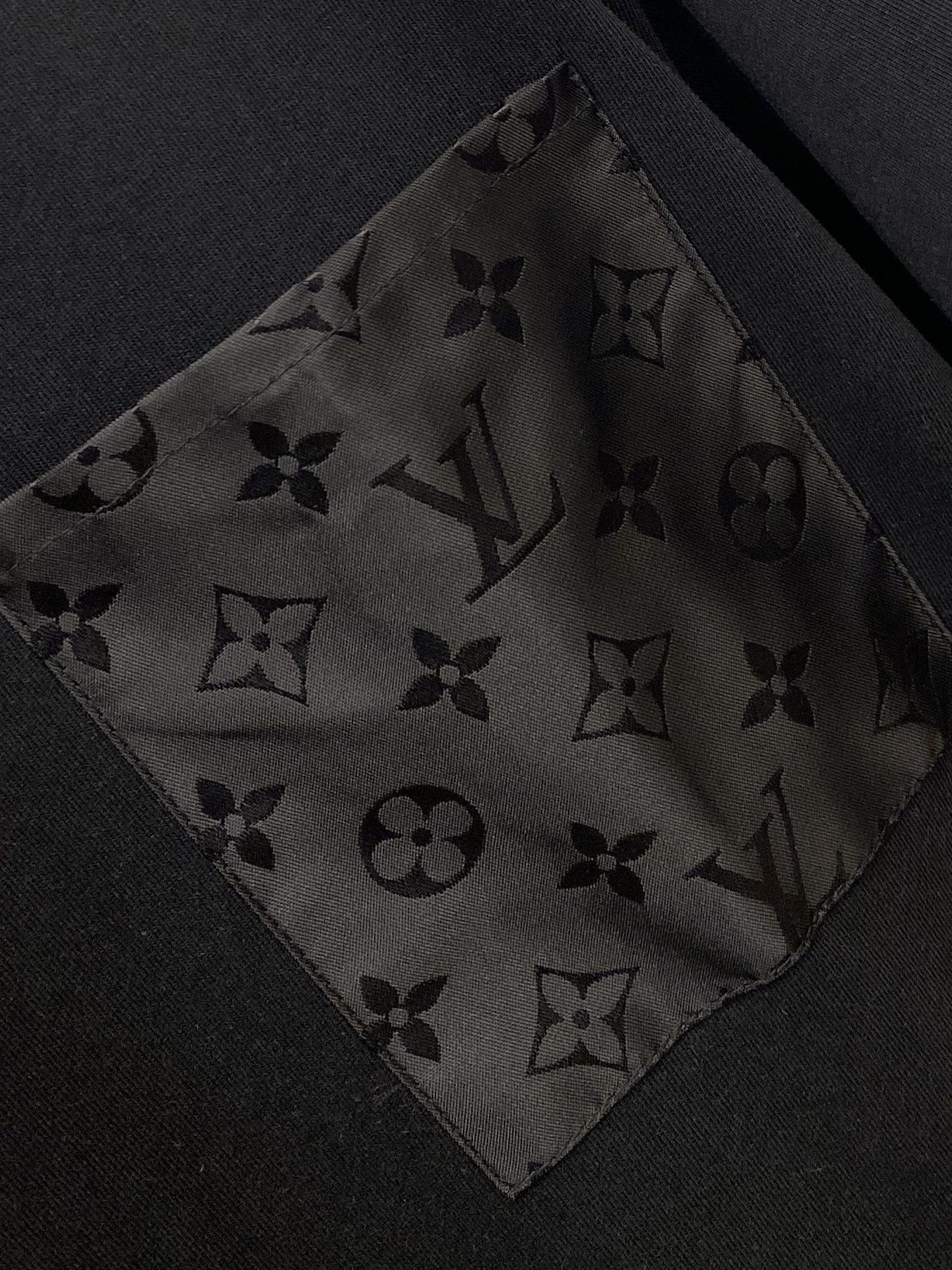 路易威登、2026新品短袖T恤，帅气时尚，衣下顶级印花图案字母logo，简约百搭款。面料棉 不仅挺括，保