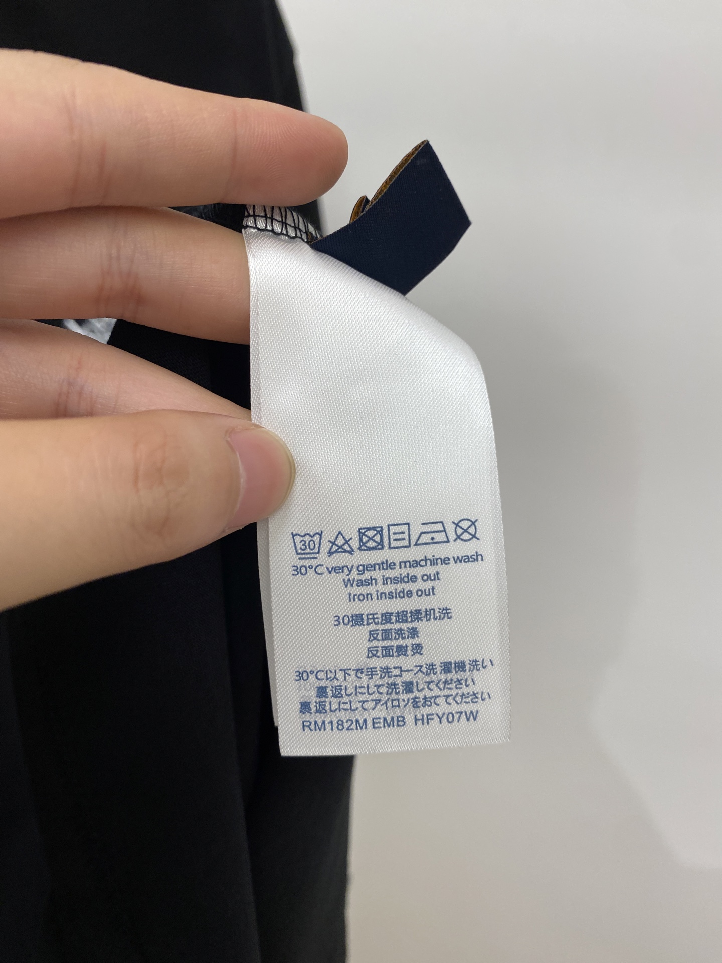 路易威登、2026新品短袖T恤，帅气时尚，胸前精致刺绣图案字母logo，简约百搭款。面料棉 不仅挺括，保