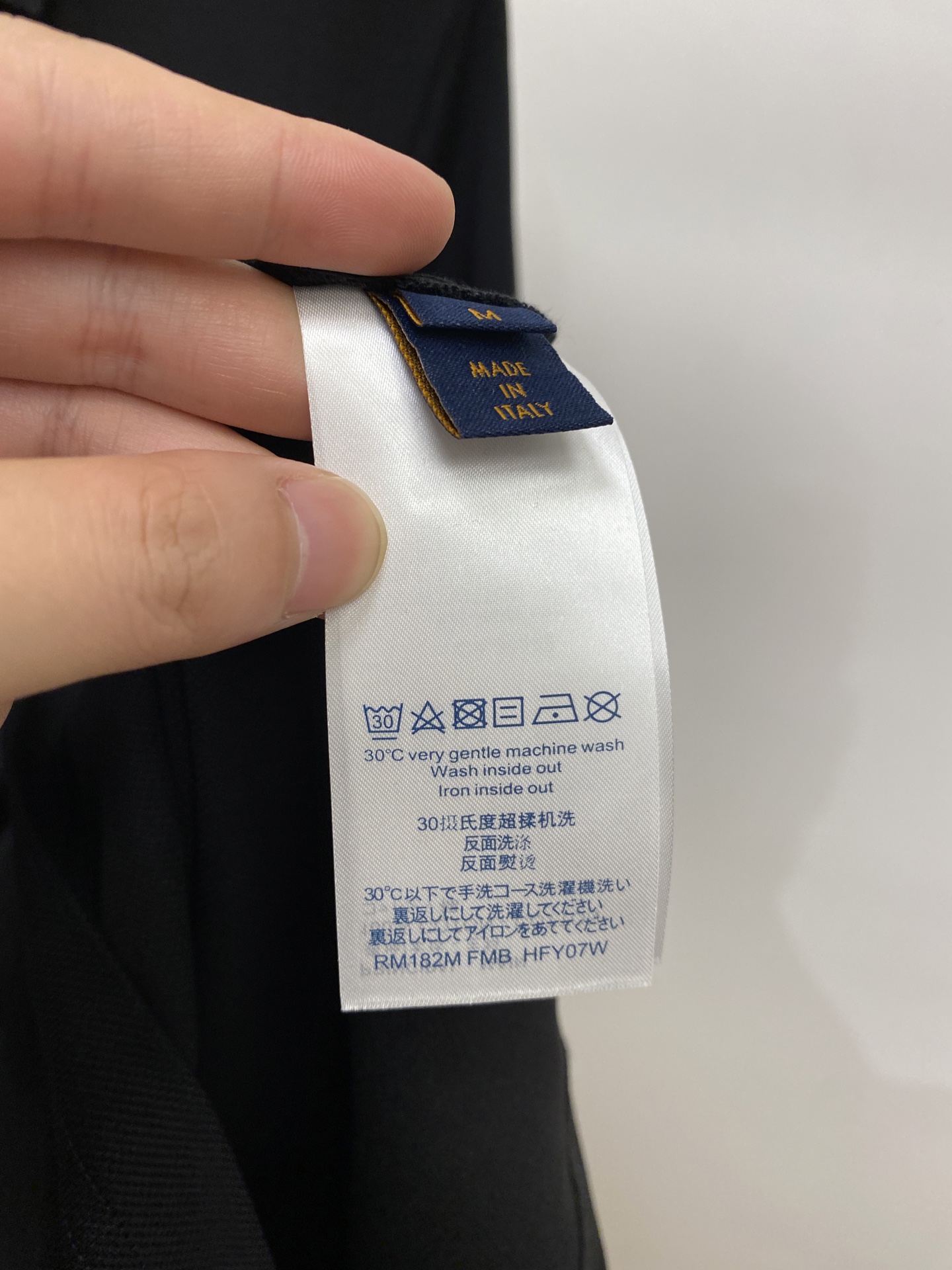 路易威登、2026新品短袖T恤，帅气时尚，胸前五金装饰字母logo，简约百搭款。面料棉 不仅挺括，保持潮