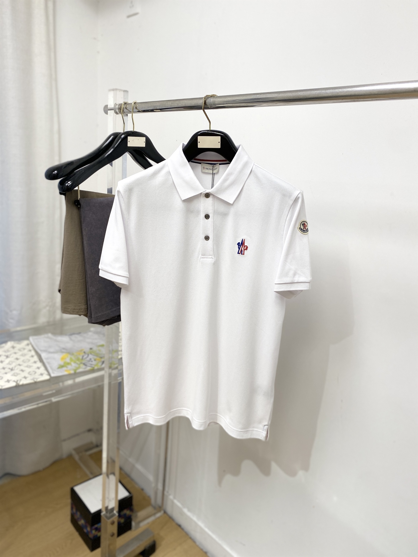 蒙口、2026新品短袖T恤，帅气时尚，胸前精致刺绣图案logo，简约百搭款。面料棉 不仅挺括，保持潮流的