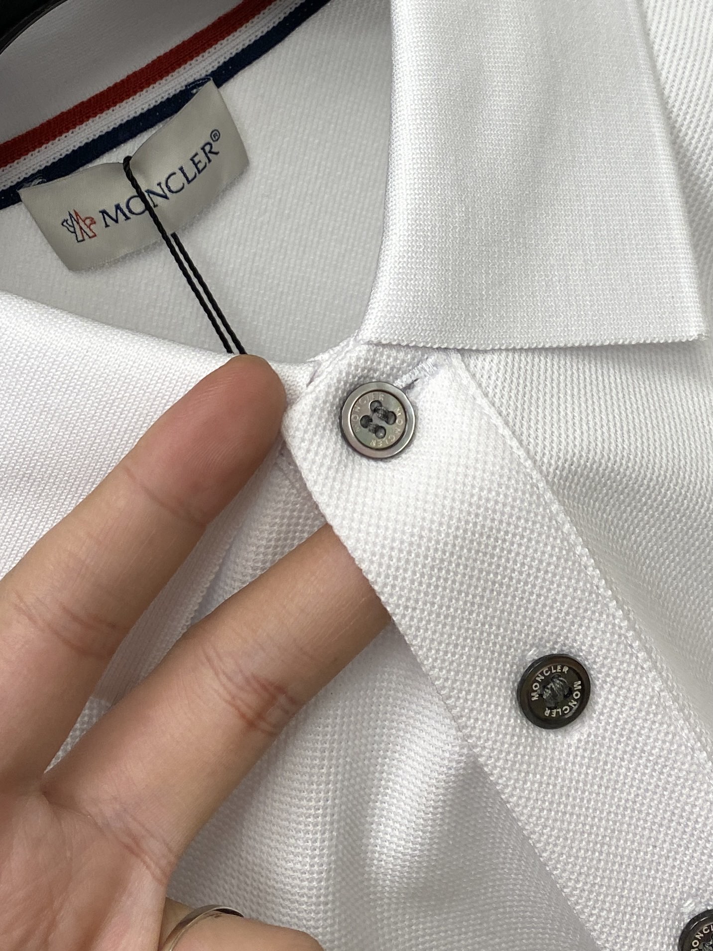 蒙口、2026新品短袖T恤，帅气时尚，胸前精致刺绣图案logo，简约百搭款。面料棉 不仅挺括，保持潮流的
