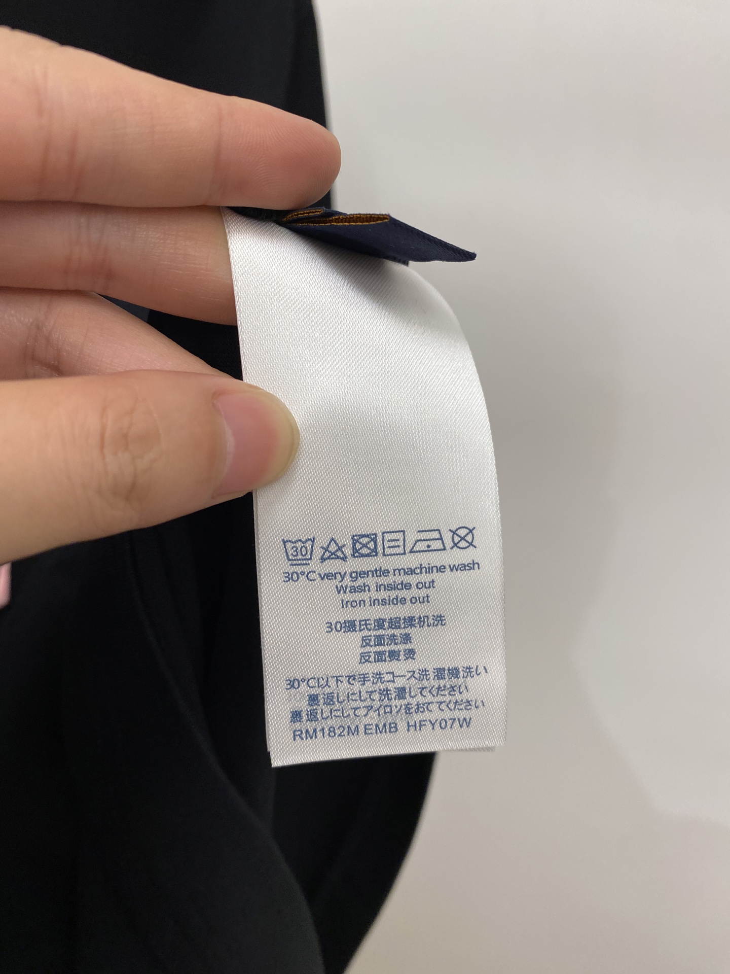 路易威登、2026新品短袖T恤，帅气时尚，胸前精致刺绣字母图案logo，简约百搭款。面料棉 不仅挺括，保