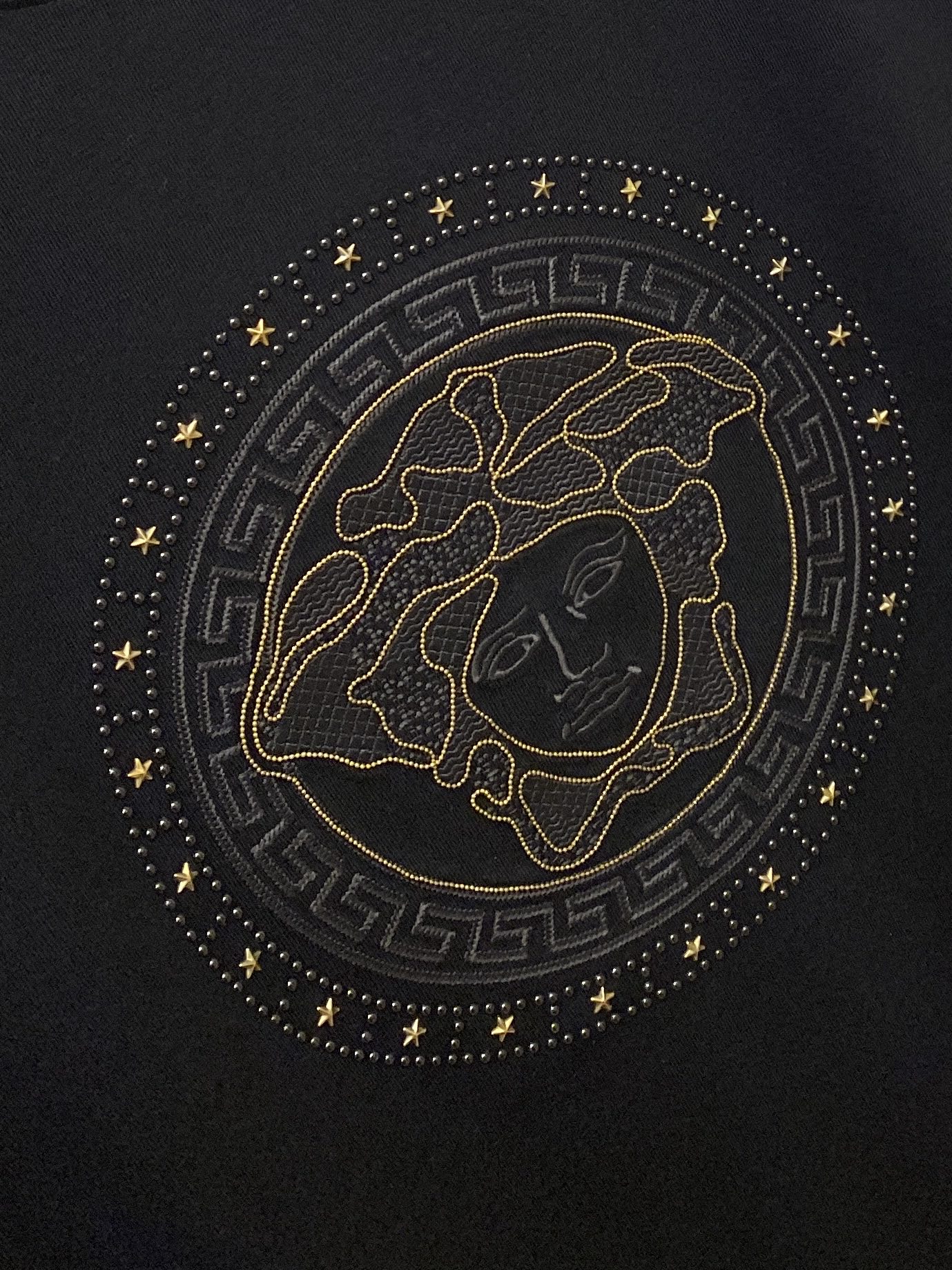 范思哲、2026新品短袖T恤，帅气时尚，胸前精致刺绣烫钻图案logo，简约百搭款。面料棉 不仅挺括，保持