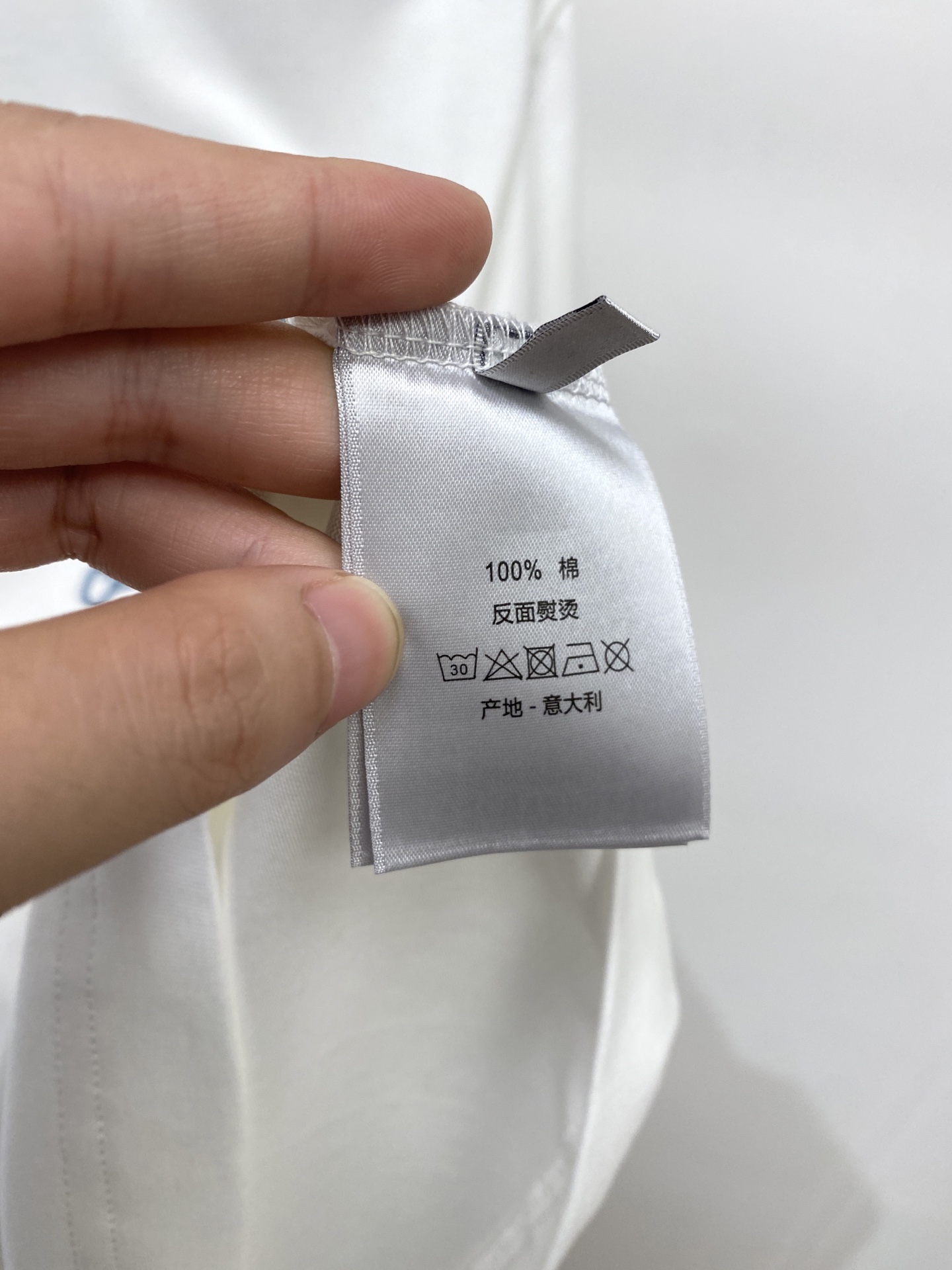 迪奥、2026新品短袖T恤，帅气时尚，胸前精致刺绣字母logo，简约百搭款。面料棉 不仅挺括，保持潮流的