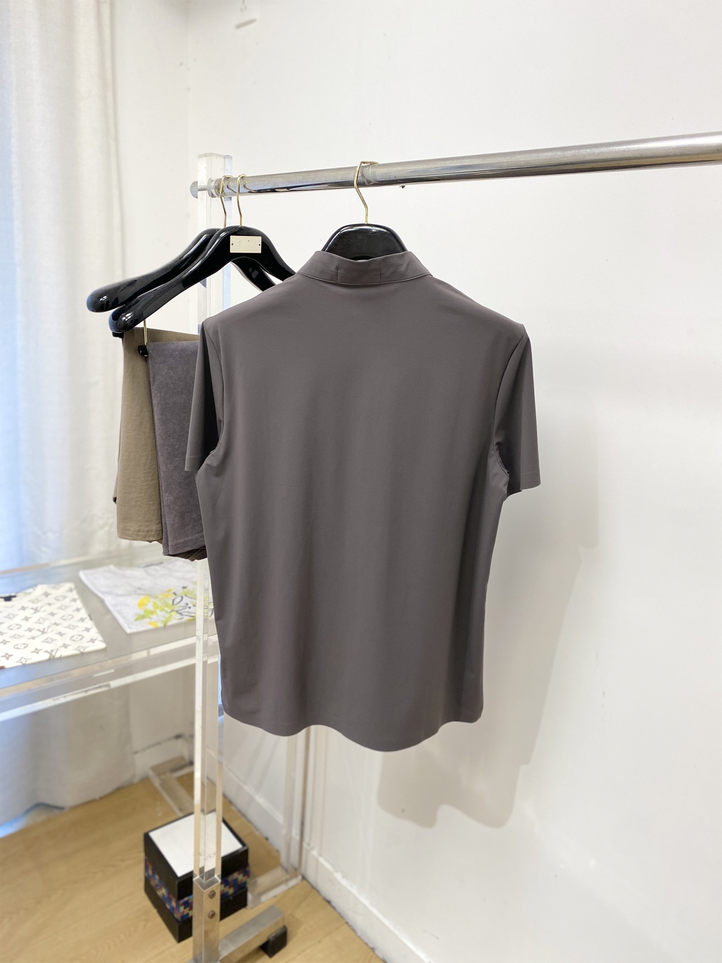 Loro Piana、2026新品短袖T恤，帅气时尚，胸前精致刺绣图案字母logo，简约百搭款。面料棉 