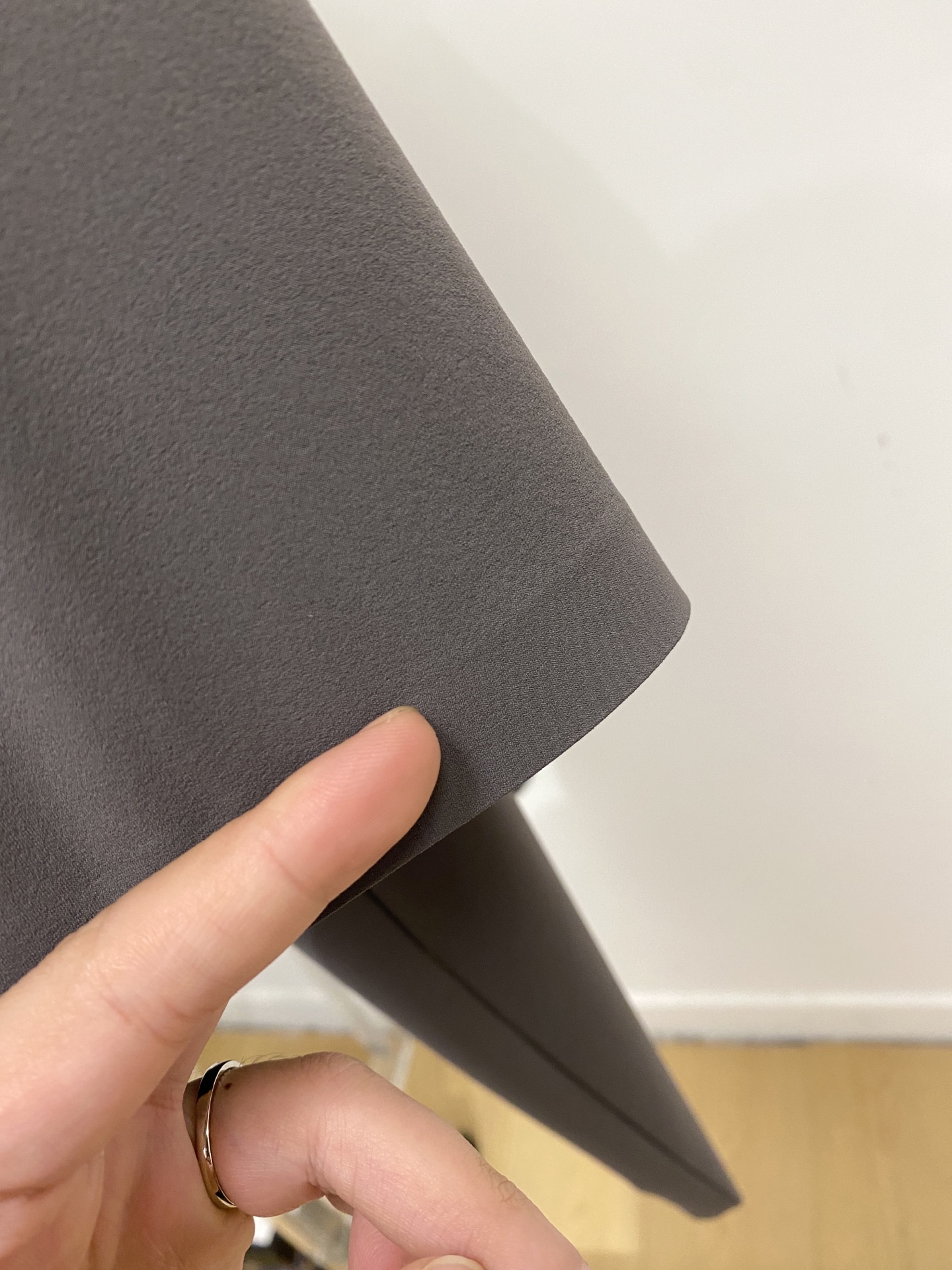 Loro Piana、2026新品短袖T恤，帅气时尚，胸前精致刺绣图案字母logo，简约百搭款。面料棉 