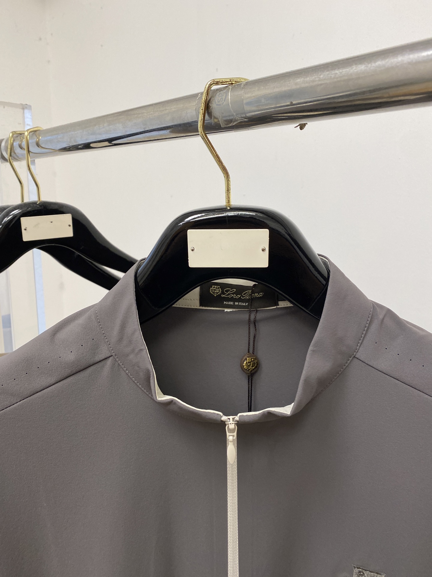 Loro Piana、2026新品短袖T恤，帅气时尚，胸前精致刺绣图案字母logo，简约百搭款。面料棉 