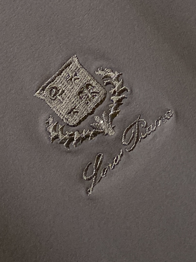 Loro Piana、2026新品短袖T恤，帅气时尚，胸前精致刺绣图案字母logo，简约百搭款。面料棉 