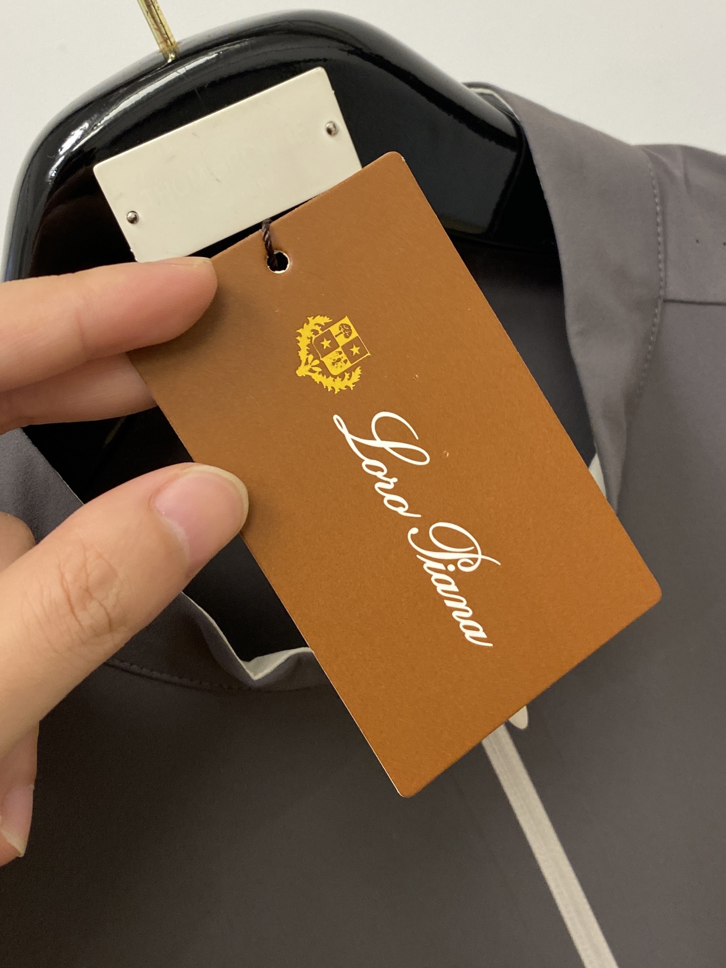 Loro Piana、2026新品短袖T恤，帅气时尚，胸前精致刺绣图案字母logo，简约百搭款。面料棉 