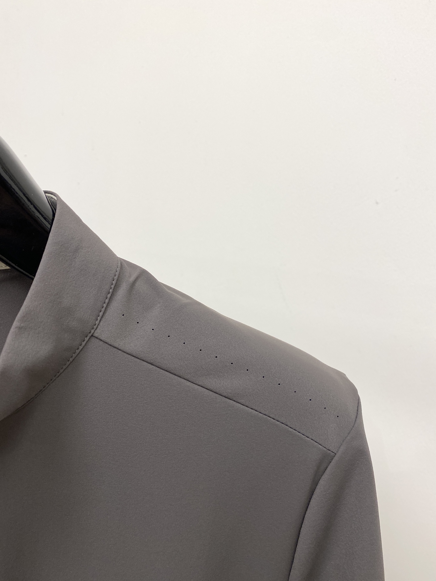Loro Piana、2026新品短袖T恤，帅气时尚，胸前精致刺绣图案字母logo，简约百搭款。面料棉 