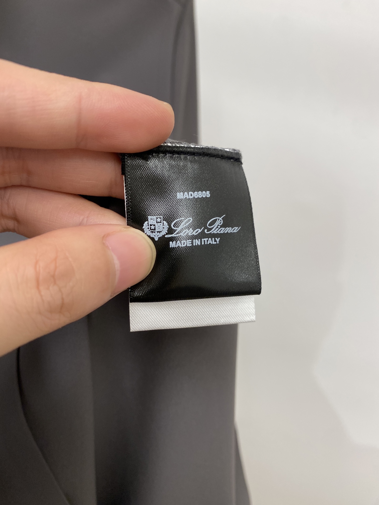 Loro Piana、2026新品短袖T恤，帅气时尚，胸前精致刺绣图案字母logo，简约百搭款。面料棉 