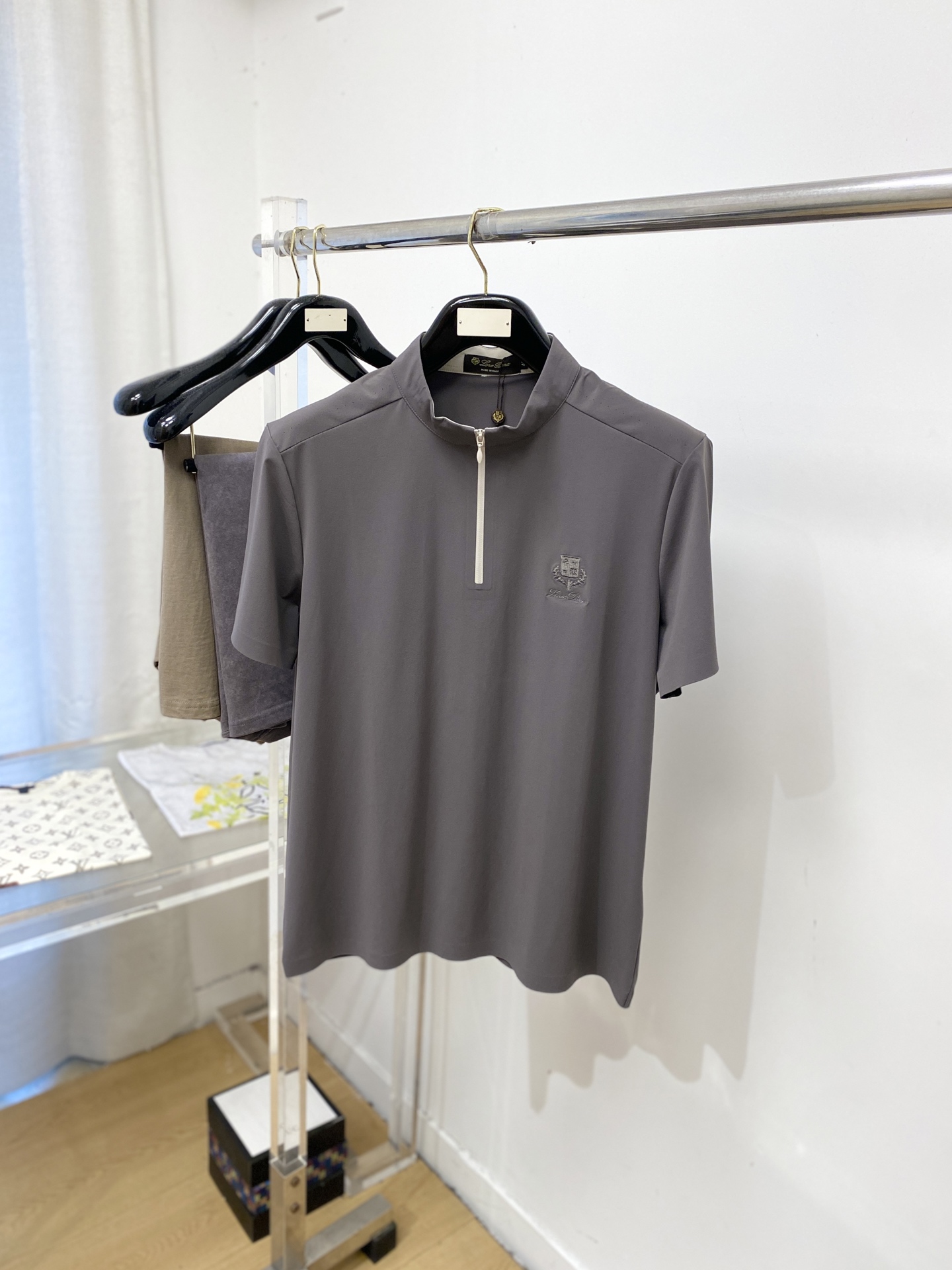 Loro Piana、2026新品短袖T恤，帅气时尚，胸前精致刺绣图案字母logo，简约百搭款。面料棉 