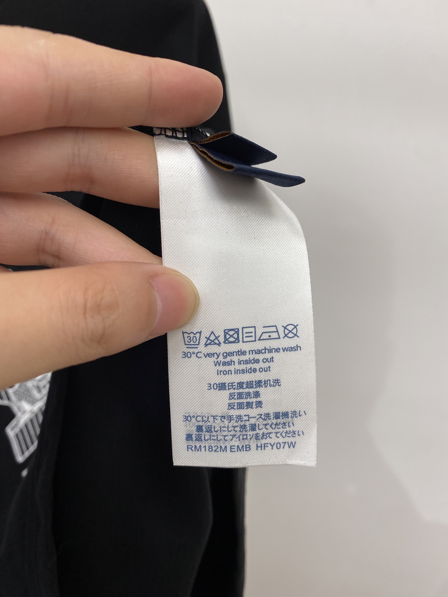 ￼路易威登、2026新品短袖T恤，帅气时尚，胸前精致刺绣图案字母logo，简约百搭款。面料棉 不仅挺括，